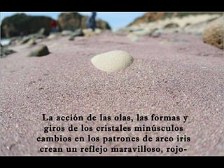 La acción de las olas, las formas y giros de los cristales minúsculos cambios en los patrones de arco iris crean un reflejo maravilloso, rojo- magenta y violeta 