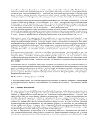 desarrollar un ‘liderazgo democrático’ en contextos escolares caracterizados por la diversidad del alumnado. Las
mencionadas autoras -en su interesante propuesta de ligar la práctica de liderazgo educativo con los conceptos normativos
de Justicia Social y Comunidad Democrática-, argumentan que, desarrollado democráticamente, el liderazgo escolar
puede contribuir a afianzar propósitos valiosos como la justicia social, la equidad y el aprendizaje para todos. Éstos
constituyen propósitos morales a perseguir en las escuelas, que remiten, por tanto, a la necesidad de un liderazgo moral.
Pero así como los discursos más habituales sobre liderazgo moral(Sergiovanni, 2000; Evans, 2000; Greenfield, 2004) se han
centrado en el individuo (el 28íder, por ejemplo, el director) y en los valores y ética mantenidos por él, las referidas autoras
entienden que el locus de agencia moral en la escuela se sitúa en la comunidad escolar, más que en una persona
aisladamente considerada. Defienden, en tal sentido, la necesidadde que la práctica del liderazgo esté basada en un marco
ético más amplio que denominan “ética de la comunidad”. La definen del siguiente modo:
En sus términos más simples, una ética de comunidad signiﬁca que directores, profesores, personal escolar, padres y otros
miembros de la comunidadinteresados por las escuelas, ‘se comprometen con el proceso de comunidad’; en otros términos
que se sienten moralmente responsables de implicarse en procesos comunales cuando persiguen los propósitos morales de
la escuela y abordan los desafíos continuos de la vida y trabajo cotidiano en las escuelas (Furman, 2004: 221-222).
Su propuesta se asienta sobre una concepción de la comunidad como un proceso o una manera de “vida ética” en una
sociedad diversa (Furman y Shields, 2003:6). Comunidad, pues, no como entidad o producto, sino como un proceso y, al
tiempo, un propósito, siempre inacabado, hacia el que dirigirse: El sentido de comunidad, de conexión con otros, se basa
en relaciones, que a su vez dependen de los procesos continuos de comunicación, diálogo, y colaboración y no de un
conjunto discreto de indicadores tales como ‘valores compartidos’ y ‘toma de decisión compartida’. (Furman, 2003: 4).
La práctica de liderazgo, por tanto, habría de estar orientada por una ética de comunidad, más específicamente de
comunidad democrática. Una comunidad que abrace los ideales, valores y procesos de la democracia profunda, entre
ellos:
Procesos de conocer, comprender y valorar a los individuos, sus culturas de casa y las comunidades en que viven
(conocerlos como individuos únicos que son y como miembros de grupos culturales). Procesos de participación plena e
indagación abierta y constructiva, creando “espacios” (desde pequeños grupos en el aula hasta reuniones de todo el
claustro) para el diálogo y la deliberación, para hablar y pensar juntos. Procesos comunales para trabajar hacia el bien
común, tratando de conectar las ideas y significados generados en el diálogo, con proyectos y acciones específicas (Furman,
2004: 224-227).
Planteamientos como los escuetamente referidos que insisten en que el liderazgo para una escuela más inclusiva no
descansa únicamente en quienes desempeñan puestos formales, sino también en los demás integrantes de la organización
escolar y en los procesos democráticos de reflexión y acción en los que se impliquen son sin duda, valiosos y sugerentes.
La transformación de las culturas escolares, a la que aludía más arriba, es un proceso complejo que no puede ser manejado
por una sola persona. Requiere el compromiso y trabajo conjunto de reflexión, diálogo, indagación y acción que implica a
todos los miembros del centro.
4.3. Dos facetas del Liderazgo: procesos y contenido
A la luz de lo comentado hasta aquí, conviene distinguir, cuando hablamos de liderazgo, dos aspectos o dimensiones que
se entrelazan, mutuamente necesarios e interrelacionados: 1) la naturaleza del proceso en sí y 2) el contenido o finalidad
del mismo.
4.3.1. La naturaleza del proceso en sí
Por lo que respecta a la naturaleza del liderazgo, estamos hablando de un proceso que habrá de ser tan democrático como
sea posible. En primer lugar, ha de proporcionar a todos la posibilidad de influir en el establecimiento de las señas de
identidad y grandes líneas de actuación del centro, en las decisiones y en las prácticas escolares. Un proceso, pues,
inclusivo (Ryan, 2006), que incluye a tantos individuos y grupos y tantos valores y perspectivas como posible en tales
actividades. En segundo lugar, ha de posibilitar la exploración libre de ideas y prácticas, el intercambio honesto, y la
discusión, deliberación, negociación y análisis crítico de las mismas. Como señalan Mvkenzie y Scheurincch (ci t. En
Cambron-McCabe y McCarhty, 2005:215) se trata de mantener una perspectiva crítica, de vigilancia constante, que siempre
plantea las cuestiones ¿qué estamos haciendo? ¿Por qué lo estamos haciendo? ¿Qué valoramos?¿Por qué valoramos eso?
¿En qué medida son evidentes o no nuestros valores en la práctica? ¿Cómo lo que estamos haciendo afecta a todos los
alumnos?¿Lo que estamos haciendo privilegia a un grupo sobre otro?¿Funciona para todos los alumnos, por qué y porqué
no? ¿Son transparentes nuestras prácticas? ¿Es transparente nuestro liderazgo?
Por tanto, un liderazgo para la inclusión escolar, ha de ser un liderazgo democrático y participativo, en el que ocupan un
lugar importante las dinámicas de indagación abierta, comunicación, diálogo, colaboración, trabajo en grupo en un marco
de respeto en el que necesariamente confluirán perspectivas no siempre consensuales, a veces conflictivas, sobre las que
 