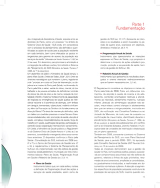 15
Apresentação
da e Integrada da Assistência à Saúde, prevista entre as
diretrizes do Pacto, como um processo “no âmbito do
Sistema Único de Saúde - SUS onde, em consonância
com o processo de planejamento, são definidas e quan-
tificadas as ações de saúde para a população residente
em cada território, bem como efetuados os pactos in-
tergestores para garantia de acesso da população aos
serviços de saúde” (Ministério da Saúde. Portaria nº 1.097, de
22 de maio). Em dezembro, para promover a articulação e
a integração de políticas e ações, foi instituído o Sistema
de Planejamento do SUS (Ministério da Saúde. Portaria nº
3.085, de 1º de dezembro).
Em dezembro de 2007, o Ministério da Saúde lançou o
plano Mais Saúde. Direito deTodos. 2008 - 2011. Entre as
diretrizes estratégicas que norteiam o plano, registra-se
a de “priorizar, em todos os Eixos de Intervenção, os ob-
jetivos e as metas do Pacto pela Saúde, na dimensão do
Pacto pela Vida, a saber: saúde do idoso, mental, do tra-
balhador e da pessoa portadora de deficiência; controle
do câncer de colo de útero e de mama; redução da mor-
talidade infantil e materna; fortalecimento da capacidade
de resposta às emergências de saúde pública de rele-
vância nacional e à ocorrência de doenças, com ênfase
em dengue, hanseníase, tuberculose, malária e influen-
za, além da Promoção da Saúde e do fortalecimento da
Atenção Básica”. Os eixos de intervenção definidos, cada
um deles com medidas previstas e metas físicas e finan-
ceiras estabelecidas, são: promoção da saúde, atenção à
saúde, complexo industrial/produtivo da saúde, força de
trabalho em saúde, qualificação da gestão, participação e
controle social, cooperação internacional e saneamento.
Em 2009, o Ministério da Saúde publicou o Regulamen-
to do Sistema Único de Saúde (Portaria nº 2.048, de 3 de
setembro), consolidando e revogando vários atos norma-
tivos anteriores. O dispositivo confirmou o Pacto pela
Saúde - Consolidação do SUS, instituído em 2006 (arts.
6º e 7º) e o Termo de Compromisso de Gestão (arts. 8º
e 10), e regulamentou o Sistema de Planejamento do
SUS (art. 24), implementado, nas três esferas de gestão
(nacional, estadual/distrital e municipal), por três instru-
mentos básicos: Plano de Saúde, Programação Anual
em Saúde e Relatório de Gestão (art. 27, § 1º).
l Plano de Saúde
Instrumento básico que, em cada esfera, norteia
a definição da Programação Anual das ações e
serviços de saúde prestados, assim como da
gestão do SUS (art. 27, § 3º). Apresenta as inten-
ções e os resultados a serem buscados no pe-
ríodo de quatro anos, expressos em objetivos,
diretrizes e metas (art. 29, § 1º).
l Programação Anual de Saúde
Instrumento que operacionaliza as intenções
expressas no Plano de Saúde, cujo propósito é
determinar o conjunto de ações voltadas à pro-
moção, proteção e recuperação da saúde, bem
como da gestão do SUS (art. 30).
l Relatório Anual de Gestão
Instrumento que apresenta os resultados alcan-
çados e orienta eventuais redirecionamentos
que se fizerem necessários (art. 27, § 4º).
O Regulamento considera os objetivos e metas do
Pacto pela Vida de 2006. Trata, em diferentes mo-
mentos, da atenção à saúde da criança e do ado-
lescente, contendo orientações relativas a atendi-
mento ao neonatal, aleitamento materno, nutrição
infantil, práticas de alimentação saudável nas es-
colas, maus-tratos contra crianças e adolescentes
(em que se reitera a obrigatoriedade, instituída em
2001, de notificação aos Conselhos Tutelares ou ao
Juizado de Menores, de todo caso de suspeita ou
confirmação de maus tratos, identificado durante o
atendimento (Ministério da Saúde. Portaria nº 1.968, de
25 de outubro); e saúde dos adolescentes em conflito
com a lei (instando Estados, Distrito Federal e muni-
cípios-sede de unidades de internação à elaboração
de um plano operativo).
Também em 2009, consoante o previsto no Sistema
de Planejamento do SUS, um novo Plano Nacional
de Saúde, para o período 2008 - 2011, foi aprovado
pelo Conselho Nacional de Saúde (202ª Reunião Ordi-
nária, em 15 de outubro de 2009).
Todas as iniciativas demonstram que a gestão da
saúde no País, como política pública, passou a pautar-
-se por compromissos assumidos nas três esferas de
governo, relativos a linhas de ação prioritárias, reto-
madas de anos anteriores, ampliadas e consolidadas,
ou gradualmente introduzidas, e reafirmadas em do-
cumentos normativos e planos. A atenção a segmen-
tos específicos da população perpassa a estrutura de
prestação de serviços do SUS, mesmo quando con-
Parte 1
Fundamentação
 