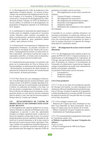 en 2008–2010. L’impact de l’exploitation du pétrole sur 
le budget de l’État s’illustre également par l’envolée de 
certaines dépenses courantes primaires qui sont passées 
de 10,3 % du PIB non pétrolier en 2003 à 29,4 % en 
2008–2010 ( ). 
1.3.5 Le solde primaire non pétrolier (dons exclus, 
base engagement), s’est inscrit en détérioration de 2009 
à 2011 : -601 milliards de FCFA en 2009, soit environ 
18% du PIB nominal ; -805 milliards de FCFA en 2010 
(19% du PIB) et -604 milliards de FCFA en 2011 (13% 
du PIB). 
1.3.6 En matière de contrôle budgétaire, le rapport du 
FMI 2012 constate : 
« Le manque de progrès en matière de la discipline bud-gétaire 
et de gestion de finances publiques demeure 
préoccupant. 
D’une année à l’autre, la LFI ne traduit pas fidèlement la 
vision de politique économique du gouvernement : dans 
son exécution, le Budget ne joue pas son rôle à cause des 
dépenses extra budgétaires importantes. Le manque de 
plan de trésorerie occasionne l’augmentation de la dette 
intérieure avec des frais financiers inhérents substantiels. 
Le manque de progrès dans la mise en oeuvre d’un sys-tème 
de passation des marchés publics transparent laisse 
une large part aux marchés de gré à gré et favorise le 
renchérissement du coût d’exécution des investissements 
publics et la surfacturation des achats de biens et ser-vices 
pour les besoins courants ». 
1.4 EVOLUTION DES PRIX 
En 2011, l’inflation s’est accélérée sous l’effet de la 
flambée des cours internationaux des denrées alimen-taires. 
Son taux s’est établi à 6,5%, contre -2% en 2010. 
Mais, on prévoit que les tensions inflationnistes vont 
s’atténuer et se stabiliser au taux de 3% par an en 
moyenne sur la période 2012-2015, soit un niveau équi-valent 
au critère de convergence de 3% retenu par la 
CEMAC. 
1.5 SITUATION MONETAIRE 
1.5.1 En raison de l’augmentation des avoirs exté-rieurs 
nets et de la hausse des dépenses publiques, le 
taux de croissance monétaire s’est situé à 25,4% en 2010 
au même rythme que le PIB nominal. Le crédit à l’éco-nomie 
a augmenté de 19 % au même rythme que celui 
du PIB nominal hors pétrole. Comme le souligne, le rap-port 
du FMI de 2011, « Comparé à d’autres pays 
d’Afrique subsaharienne à faible revenu, au Tchad, la 
monétisation est faible et le crédit au secteur privé ré-duit. 
Le secteur financier est sous-développé avec huit 
banques commerciales, deux compagnies d’assurance et 
deux fonds de pension6 ». 
1.5.2 Actuellement, sur les huit banques locales, deux 
sont en vente (BCC et CBT) et une, la BAC est en cours 
de recapitalisation. Par ailleurs, la décision de la 
COBAC de faire passer le capital de toutes les banques 
locales à 10 Milliards FCFA, à compter de l’année 2013 
va, sans aucun doute, bouleverser le paysage bancaire 
tchadien. 
1.6 EMPLOIS ET RESSOURCES 
1.6.1 S’agissant des investissements, le Gouverne-ment 
a donné ces dernières années une impulsion à son 
processus d’industrialisation, surtout grâce à la coopé-ration 
internationale. Une raffinerie de pétrole qui per-met 
de couvrir les besoins du pays et d’exporter 
prochainement dans les pays de la CEMAC fonctionne 
depuis juin 2011 à Djermaya. Un parc industriel, qui pro-duira 
des sous-produits du pétrole comme des textiles 
non-tissés, tubes et plastics et du gaz liquide, est en cours 
de construction dans la même localité. Une première ci-menterie 
a commencé à produire en mars 2012 à Baoré. 
Une usine d’assemblage produisant environ 2 800 trac-teurs 
par année a ouvert ses portes à N’Djamena en no-vembre 
2009. Une usine de jus de fruits fonctionne à 
Doba. Une usine textile qui produit du fil de coton et 
des habits simples a été rénovée à Sarh. Une usine de 
produits pharmaceutiques, est en cours de construction à 
N’Djamena. 
1.6.2 Le Gouvernement prévoit la production de fer à 
béton, l’assemblage de bicyclettes, le passage de l’usine 
textile de la filature au tissage, la production de produits 
pharmaceutiques vétérinaires. La compagnie sucrière 
envisage une expansion de ses plantations. Un projet de 
construction d’un aéroport de classe internationale est 
en vue, ainsi qu’une usine de production des aliments du 
bétail et un abattoir moderne. Un projet sous régional de 
réseau à fibre optique d’interconnexion du Tchad avec la 
RCA, le Soudan et le Nigéria est en cours de prépara-tion. 
Il est également prévu des liaisons interurbaines en 
fibres optiques. 
1.6.3 Ces investissements nouveaux vont se rajouter 
à ceux anciens, mis en oeuvre plus tôt par des compa-gnies 
transnationales et tchadiennes dans la téléphonie 
mobile, l’hôtellerie, la bière et boissons hygiéniques, les 
cigarettes, la production du sucre et la filière coton avec 
la création de la société Cotontchad Nouvelle Société. 
1.6.4 En dépit de ces avancées, le Tchad continue de 
souffrir de la régression constante du flux d’investisse-ment 
illustrée par le taux d’investissement qui plafonne 
sur la période 2009-2011 autour de 18,6% du PIB, dont 
environ 10% pour l’investissement public et 8,6% pour 
l’investissement privé, hors secteur pétrolier. 
 
Rapport FMI  