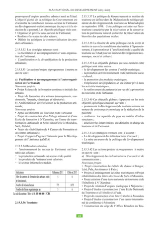 du travail pour diminuer la durée de séjour des dossiers au 
niveau des tribunaux ; 
• Audits et plans de réorganisation de ministères-clés ; 
• Réforme de la fonction publique ; 
• Dialogue politique État/Société civile à travers l’ac-cord 
du 13 Aout 2007 qui a permis la tenue des élections 
présidentielle, législative et communale ; 
• Politique de mobilisation de la diaspora pour une par-ticipation 
aux efforts de développement du pays ; 
• Réforme du secteur de la sécurité, à travers le projet 
PAFSI et le programme de démobilisation/réinsertion 
des militaires. 
Malgré les difficultés, certaines de ces réformes com-mencent 
à porter des fruits, sans qu’il y ait déjà une ga-rantie 
de durabilité. 
1.9.3 L’indice de compétitivité établi par le Forum Éco-nomique 
Mondial en 2010, classe le Tchad au dernier 
rang des économies les moins compétitives du monde 
(139 sur 139)9 , sans doute à cause des caractéristiques 
de son économie peu compétitive, avec des coûts de ser-vices 
très importants (énergie, transports internationaux) 
l’absence de services efficaces de TIC, une insuffisance 
de main d’oeuvre qualifiée, des règles et pratiques de ga-rantie 
de concurrence insuffisamment rassurantes et mal 
perçues, etc… 
1.9.4 Enfin, en termes d’indice de perception de la cor-ruption 
de Transparency International, le Tchad est 
classé 168ème sur 183 en 2011-2012. Il est également 
classe 52ème sur 53 en 2011 par l’Indice Mo Ibrahim, du 
fait de l’ampleur et de la persistance des problèmes de 
gouvernance dans le pays. Qu’il s’agisse de l’indice de 
participation citoyenne et de respect des droits de 
l’homme, de l’indice de sécurité et de souveraineté du 
droit, de l’indice du droit humain et de l’indice de déve-loppement 
économique durable, les performances du 
Tchad appellent encore des efforts conséquents. 
1.9.5 On peut clairement conclure que le défi de la gou-vernance 
reste un défi majeur à surmonter pour créer les 
bases d’une économie compétitive et croissante mais 
aussi réduire la mauvaise perception dans l’opinion qui 
affecte négativement le risque-pays et les désirs d’in-vestissements 
au Tchad. 
1.10 CROISSANCE DEMOGRAPHIQUE 
Le dernier fait marquant du contexte macro-économique 
tchadien est le maintien d’une croissance démogra-phique 
élevée de 3,5% par an qui ne permet pas d’ac-croitre 
rapidement le PIB par tête du pays. Si on prend 
l’hypothèse d’une croissance économique de 5% par an, 
le PIB par tête ne pourrait doubler qu’en 46 ans. On ne 
pourrait rêver d’un Tchad émergent à l’horizon 2025. La 
croissance démographique élevée implique une aug-mentation 
continue du nombre des naissances et des ef-fectifs 
de jeunes, et partant une augmentation des coûts 
de prise en charge par les actifs et par le budget de l’État, 
une augmentation des difficultés pour une bonne inser-tion 
professionnelle induisant un coût plus élevé pour 
leur formation. 
1.11 PRINCIPALES CONTRAINTES SECTO-RIELLES 
La situation ci-dessus décrite laisse apparaitre une ten-dance 
satisfaisante mais qui demeure fragilisée par des 
contraintes fortes auxquelles doit faire face le pays. 
Outre les difficultés liées à l’environnement des affaires 
évoquées plus haut, l’économie tchadienne pâtit de la 
faible productivité des facteurs de production (travail et 
capital) et de leurs coûts élevés, ainsi que de la faiblesse 
des infrastructures de base (énergie, eau, transports, té-lécommunications) 
et des investissements privés dans 
les secteurs porteurs de croissance. Les paragraphes qui 
suivent résument les contraintes sectorielles. 
1.11.1 Le monde rural 
1.11.1.1 Dans le secteur du développement rural, les 
goulots d’étranglement les plus importants, qu’il 
s’agisse de l’agriculture, de l’élevage, des productions 
piscicoles et halieutiques, ainsi que des autres filières 
porteuses, concernent les faiblesses relevées au niveau 
de l’accès aux intrants, de la maîtrise de l’eau, de la pro-ductivité 
du travail et des rendements, des paramètres 
zootechniques, des infrastructures de transport et de 
stockage pour faciliter l’accès au marché des produc-tions, 
la faiblesse de l’encadrement et des services d’ap-pui 
aux producteurs. 
1.11.1.2 A cela, s’ajoutent les difficultés liées à l’accès 
au foncier pour les jeunes et les femmes, malgré la mise 
en place par le Gouvernement du décret N° 
215/PR/MES/2001 créant un Observatoire du foncier au 
Tchad. La solution à ce problème aura un effet de levier 
très important notamment pour la sécurisation des per-sonnes 
et des biens, la prévention et la résolution des 
conflits. 
La compCtitivitC des pays est Ctablie en fonction dNun barDme incluant douze  