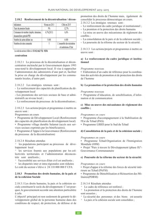 1.11.3.6 Le paysage bancaire et financier au Tchad est 
très réduit et apporte une contribution très faible au fi-nancement 
de la croissance et au développement des 
PME. Or, la croissance suppose l’investissement et ce 
dernier suppose à son tour l’épargne. 
1.11.3.7 La méfiance des épargnants vis- à- vis du sec-teur 
bancaire continue de peser sur le potentiel de mobi-lisation 
de l’épargne intérieure. La monnaie fiduciaire 
représente près de 80% de la masse monétaire et les cré-dits 
à l’économie qui sont dominés par les concours à 
court terme, ne favorisent pas l’investissement. La ré-partition 
des crédits à l’économie selon leur durée au 
cours des cinq dernières années, révèle que plus de 95% 
des concours sont des crédits à court terme ( Campagne 
40% et autres crédits 55%), contre 5% seulement de cré-dit 
à Moyen Terme(1%) et Long Terme(4%). Les condi-tions 
d’accès au crédit sont donc difficiles pour les PME. 
1.11.3.8 A ces goulots d’étranglement, il faut ajouter 
l’obstacle récurrent lié au loyer de l’argent qui est très 
élevé pour le secteur du négoce et davantage encore pour 
l’investissement. Avec des taux d’intérêt tournant au-tour 
de 22%, le financement bancaire reste donc peu ac-cessible 
aux PME et aux micro-entreprises. 
1.11.3.9 L’inexistence de structures appropriées et de 
lignes de crédits spécialisés pour le financement des 
PME et l’absence d’organismes de garantie et de cau-tion 
mutuelle des crédits accordés aux PME, constituent 
une autre contrainte à l’investissement. 
1.11.3.10 En plus de ces problèmes d’ordre structurel, 
il convient d’ajouter ceux plus spécifiques au secteur des 
PME au Tchad : les faibles capacités des services d’ap-pui 
financiers et non financiers, d’offre de production et 
d’autofinancement des PME. A cela s’ajoute certaines 
insuffisances relatives à la méconnaissance par les res-ponsables 
des PME des normes, de la qualité et des ca-ractéristiques 
techniques des produits. 
1.11.3.11 Les autres acteurs économiques des secteurs 
industriel, artisanal, touristique, commercial, transport, 
télécommunication, bâtiment et travaux publics, souf-frent 
des mêmes goulots d’étranglement. Les contraintes 
de l’énergie pèsent sur les populations et tous les sec-teurs 
d’activité, y compris le secteur des Technologies 
de l’Information et de la Communication qui ne peuvent 
pas se développer sans la maitrise préalable des coûts et 
approvisionnement en énergie électrique. La faiblesse 
des infrastructures de transport et leurs coûts élevés, li-mite 
la libre circulation des biens et des personnes et 
constitue un frein à l’accumulation des richesses. 
1.11.3.12 La faiblesse des institutions publiques (justice 
en particulier) et privées d’appui, ne contribuent pas à 
l’amélioration de la productivité globale de l’économie. 
1.11.3.13 L’enjeu majeur est de mettre en place les 
conditions permettant d’améliorer le climat des affaires, 
de renforcer les capacités d’intervention des acteurs et 
d’assurer la compétitivité de l’économie tchadienne. 
D’où l’engagement du Gouvernement de mettre en 
oeuvre les réformes suggérées par le livre Blanc du 
Conseil National du Patronat Tchadien (CNPT) et de 
prendre des mesures susceptibles d’atténuer ou de mini-miser 
les autres contraintes. 
1.11.4 Emploi : un important gisement de res-sources 
humaines à valoriser 
1.11.4.1 L’analyse du marché de l’emploi au Tchad ré-vèle 
que le pays dispose d’un fort potentiel de ressources 
humaines capables de booster la croissance économique 
et contribuer à la réduction de la pauvreté. La forte 
croissance démographique observée au cours de ces der-nières 
années conduit, en effet, à une forte progression 
du nombre de jeunes recherchant un emploi. La popula-tion 
en âge de travailler c'est-à-dire celle de la tranche 
d’âge de 15 à 65 ans représentait en 2010, 5 288 000 per-sonnes, 
soit 46,2% de la population totale. Actuellement 
arrivent chaque année sur le marché du travail, environ 
170 000 jeunes en âge de travailler, sans que les possi-bilités 
d’emplois décents n’existent. Pour les 10 et 20 
prochaines années, il faudra trouver ou créer 1,7 million 
d’emplois entre 2010 et 2020, et 2,5 millions d’emplois 
entre 2020 et 2030, soit en proportion, subvenir aux be-soins 
de 7 746 000 demandeurs d’emplois en 2020, 
contre 11 414 000 en 2030. 
1.11.4.2 Ce fort gisement de main d’oeuvre peut être ré-sorbé, 
si le pays parvient à se doter d’une bonne straté-gie 
ordonnée et coordonnée visant à doper l’économie, 
par l’intégration de la dimension emploi. Un des défis 
majeurs est non seulement d’assurer leur formation 
adaptée au besoin du marché, mais aussi surtout de veil-ler 
à une formation de qualité qui met sur le marché des 
compétences professionnelles répondant avec satisfac-tion 
au besoin du marché. 
1.11.4.3 Il est vrai que l'agriculture et l’élevage occupent 
toujours la majorité des actifs tchadiens, principalement 
les jeunes et les femmes avec un niveau d’instruction 
très bas et un faible revenu généralement. Cependant, 
ceux qui travaillent hors du secteur agropastoral sont le 
plus souvent employés dans le secteur informel, dont la 
productivité est faible. On estime que les trois quarts au 
moins du total des emplois non agricoles du pays, ainsi 
que les activités exercées par les femmes relèvent mas-sivement 
de l’informel. La population en âge de tra-vailler 
frôle les 50% et 65% des travailleurs sont 
constitués d’indépendants, pour seulement 5% de sala-riés 
et 28% sont des aides familiales. 
 