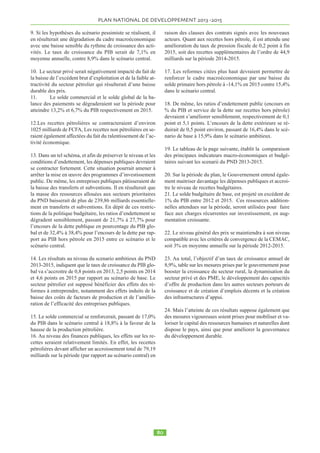 secteurs primaire ou secondaire. On note aussi que les 
chefs de ménages qui travaillent dans le tertiaire sont 
aussi plus éduqués que ceux du secteur primaire, ce qui 
confirme encore une fois l’importance de l’éducation 
tant pour l’émancipation socio-économique des indivi-dus, 
que pour la réduction de la pauvreté. 
Une pauvreté non monétaire persistante 
1.11.5.10 La pauvreté renvoie aussi à l’impossi-bilité 
pour un individu de trouver un emploi décent et 
d’accéder aux services sociaux de base. Selon plusieurs 
sources17 , les formes de pauvreté les plus répandues au 
Tchad sont liées à la vulnérabilité de l’existence hu-maine, 
au manque d’infrastructures, au manque d’élé-ment 
de confort et d’équipement, à l’insuffisance de la 
bonne gouvernance, à l’inaccessibilité aux soins de 
santé, à l’enclavement du pays, au manque d’eau pota-ble, 
à la sous-alimentation, au faible niveau de scolari-sation 
au primaire, et à la mauvaise répartition des 
ressources. Cette forme de pauvreté est plus difficile à 
appréhender et son évolution est souvent contrastée. En 
l’absence d’un indicateur performant de mesure de la 
pauvreté non monétaire, il est souvent fait recours à l’In-dice 
de Développement Humain (IDH)18 du PNUD. 
Comme indiqué dans le tableau ci-dessous, depuis une 
décennie, le Tchad figure toujours parmi les pays occu-pant 
les 10 dernières places du classement mondial IDH 
sans qu’il y ait de fortes variations positives. 
1.11.6 Un accès aux services sociaux de base en 
progression19 
L’accès aux services sociaux de base, constitue un autre 
critère pertinent pour jauger la performance de l’écono-mie 
du pays et sa capacité à réduire la pauvreté, car le 
maintien d’une croissance économique forte et durable 
suppose la constitution d’un capital humain de qualité, 
c'est-à-dire l’ensemble des connaissances et aptitudes 
que possèdent les individus et qui les rend potentielle-ment 
productifs. La constitution d’un capital humain de 
qualité s’acquiert par l’éducation et l’expérience. Cela 
suppose également une bonne santé de l’ensemble de la 
population. Mais, tant en matière d’éducation que de 
santé, des efforts très importants sont encore nécessaires 
au Tchad pour arriver à des niveaux comparables à ceux 
observés aujourd’hui dans les pays émergents. 
1.11.7 Éducation 
1.11.7.1 Dans le registre de l’éducation, malgré les pro-grès 
remarquables accomplis depuis l’indépendance, les 
deux tiers des Tchadiens ne savaient toujours pas lire et 
écrire en 2009. Le pourcentage de la population adulte 
(15 ans et plus) sachant lire et écrire est passé de 11 % 
en 1993 à 34 % en 2009. Chez les jeunes de 15 à 24 ans, 
46 % savaient lire et écrire en 2009, contre 17 % en 
199320 , ce qui constitue un net progrès, mais reste in-suffisant. 
Cependant, dans le domaine de la scolarisa-tion, 
les progrès sont visibles, comme l’illustrent les 
2009, contre 17 % en 199320, ce qui constitue un net progrès, mais reste insuffisant. 
Cependant, dans le domaine de la scolarisation, les progrès sont visibles, comme l’illustrent 
les données du tableau ci-dessous. 
données du tableau ci-dessous. 
Tableau 5. Quelques résultats du secteur éducation 
2000 (en %) 2010 (en %) 
Population adulte sachant lire et écrire 25,7 33,6 (2009) 
Population de 15 à 24 ans sachant lire et écrire 37,6 46,3 (2009) 
Enseignement primaire 
Taux brut de scolarisation 67,7 99,99 
Taux net de scolarisation 54,5 67,4) 
Taux d'achèvement du cycle 22,9 47,8 
Ratio élèves-enseignant 69 62 
Enseignement secondaire 
Taux brut de scolarisation 10,8 24,6 
Taux net de scolarisation 7,3 10,8 (2003) 
Enseignement supérieur 
Taux brut de scolarisation 0,8 2,2 
Dépenses publiques pour l’éducation 
en % du PIB 2,6 2,8 
en % des dépenses du Gouvernement 12,8 10,1 
789:;5%=%?9@5%)ABA@5C@5%@DE84:3FGAH95I%-./-I%:3FF8:?%@D;5CC3J%(,)%-./.% 
1.11.7.2 La forte mobilisation du Gouvernement et des partenaires au cours de ces 
dernières années en faveur de l’éducation explique largement ces résultats qui révèlent que la 
multiplication par cinq depuis 1960 de la population scolarisable au primaire et la 
multiplication des taux bruts de scolarisation par 4 (de 20 % à 80 %) ont conduit à une 
multiplication du nombre d’élèves scolarisés par 20. Au secondaire, la multiplication par 4 de 
la population scolarisable et le passage d’un taux brut de scolarisation de 2 % en 1971 à 25 % 
en 2010 ont conduit à une multiplication du nombre d’élèves scolarisés par 50. Dans 
l’enseignement supérieur, le passage d’un taux de scolarisation de 0,6 % en 1989, à 2,2 % en 
2010 appliqué à une population qui a quasiment doublé en 20 ans correspond à une 
multiplication par 6 ou 7 des effectifs d’étudiants. 
1.11.7.2 La forte mobilisation du Gouvernement et des 
partenaires au cours de ces dernières années en faveur 
de l’éducation explique largement ces résultats qui ré-vèlent 
que la multiplication par cinq depuis 1960 de la 
population scolarisable au primaire et la multiplication 
des taux bruts de scolarisation par 4 (de 20 % à 80 %) 
ont conduit à une multiplication du nombre d’élèves sco-larisés 
par 20. Au secondaire, la multiplication par 4 de 
la 1.11.7.3 population Les moyens scolarisable humains et financiers et le qu’il passage a fallu mobiliser d’un pour taux arriver brut à ces 
de 
scolarisation résultats ont été considérables, de 2 % quoiqu’insuffisants en 1971 à par 25 rapport % en aux besoins. 2010 Selon ont les conduit 
données 
à de une la Banque multiplication mondiale, l’ensemble du des dépenses nombre publiques d’élèves consacrées à scolarisés l’éducation seraient 
par 
50. passées de 26 milliards de FCFA à près de 120 milliards en 2010, soit une multiplication par 
4,5, proche Dans de la l’enseignement multiplication par 4,3 du PIB supérieur, en valeur courante le passage au cours de cette d’un période. 
taux 
de scolarisation de 0,6 % en 1989, à 2,2 % en 2010 ap-pliqué 
à une population qui a quasiment doublé en 20 
1.11.7.4 En dépit de ces efforts, le Système éducatif tchadien demeure confronté aux 
contraintes suivantes : 
%%%%%%%%%%%%%%%%%%%%%%%%%%%%%%%%%%%%%%%%%%%%%%%%%%%%%%%%%%%%% 
% 
ans correspond à une multiplication par 6 ou 7 des ef-fectifs 
d’étudiants. 
1.11.7.3 20 Sources: Etude Les Dividende moyens démographique, humains N’Djamena, 2012 
et financiers qu’il a fallu 
mobiliser pour arriver à ces résultats ont été considéra-bles, 
quoiqu’insuffisants par rapport aux besoins. Selon 
les données de la Banque mondiale, l’ensemble des dé- 
MinistDre de lNCconomie  