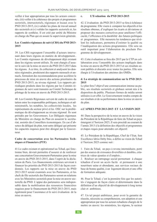 Une pauvreté non monétaire persistante 
1.11.5.10 La pauvreté renvoie aussi à l’impossibilité pour un individu de trouver un 
emploi décent et d’accéder aux services sociaux de base. Selon plusieurs sources17, les formes 
de pauvreté les plus répandues au Tchad sont liées à la vulnérabilité de l’existence humaine, 
au manque d’infrastructures, au manque d’élément de confort et d’équipement, à 
l’insuffisance de la bonne gouvernance, à l’inaccessibilité aux soins de santé, à l’enclavement 
du pays, au manque d’eau potable, à la sous-alimentation, au faible niveau de scolarisation au 
primaire, et à la mauvaise répartition des ressources. Cette forme de pauvreté est plus 
difficile à appréhender et son évolution est souvent contrastée. En l’absence d’un indicateur 
performant de mesure de la pauvreté non monétaire, il est souvent fait recours à l’Indice de 
Développement Humain (IDH)18 du PNUD. Comme indiqué dans le tableau ci-dessous, 
depuis une décennie, le Tchad figure toujours parmi les pays occupant les 10 dernières places 
du classement mondial IDH sans qu’il y ait de fortes variations positives. 
Tableau 4. Classement IDH 2008 à 2011 
#6675% -..8% -..9% -./.% -.//% 
:;35=56% ?@% AB3?% 
C3D%D3CCED%F%;G')H% /I.J=5%K/II%% /I8J=5%K/8-%% /L0J=5%K/L9%% /80J=5%K/8I% 
Source : PNUD 2008, 2009, 2010, 2011 
1.11.6 Un accès aux services sociaux de base en progression19 
L’accès aux services sociaux de base, constitue un autre critère pertinent pour jauger la 
performance de l’économie du pays et sa capacité à réduire la pauvreté, car le maintien d’une 
croissance économique forte et durable suppose la constitution d’un capital humain de qualité, 
c'est-à-dire l’ensemble des connaissances et aptitudes que possèdent les individus et qui les 
rend potentiellement productifs. La constitution d’un capital humain de qualité s’acquiert par 
l’éducation et l’expérience. Cela suppose également une bonne santé de l’ensemble de la 
population. Mais, tant en matière d’éducation que de santé, des efforts très importants sont 
encore nécessaires au Tchad pour arriver à des niveaux comparables à ceux observés 
aujourd’hui dans les pays émergents. 
1.11.7 Éducation 
1.11.7.1 Dans le registre de l’éducation, malgré les progrès remarquables accomplis 
depuis l’indépendance, les deux tiers des Tchadiens ne savaient toujours pas lire et écrire en 
2009. Le pourcentage de la population adulte (15 ans et plus) sachant lire et écrire est passé de 
11 % en 1993 à 34 % en 2009. Chez les jeunes de 15 à 24 ans, 46 % savaient lire et écrire en 
%%%%%%%%%%%%%%%%%%%%%%%%%%%%%%%%%%%%%%%%%%%%%%%%%%%%%%%%%%%%% 
% 
17 Ministère de l’économie (2000) “ Enquête de perception » et ECOSIT 2 (2003) 
!#$%$#'($#%)*%)*+*(!!*,*$%-./0%1-./2% !345%06% 
! 
 