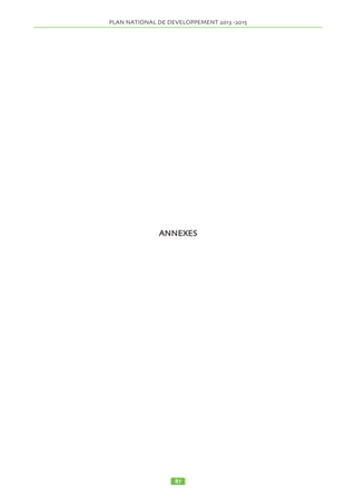 penses publiques consacrées à l’éducation seraient pas-sées 
de 26 milliards de FCFA à près de 120 milliards en 
2010, soit une multiplication par 4,5, proche de la mul-tiplication 
par 4,3 du PIB en valeur courante au cours de 
cette période. 
1.11.7.4 En dépit de ces efforts, le Système éducatif 
tchadien demeure confronté aux contraintes suivantes : 
• Les écoles maternelles et les jardins d’enfants ont une 
couverture relativement modeste. En 2009, le Tchad ne 
comptait que 356 établissements préscolaires dont 52 
relèvent du secteur public, 61 du privé et 243 du secteur 
communautaire ; 
• Seulement 37% des enfants tchadiens achèvent le 
cycle primaire à cause de l’absence d’école ou du ca-ractère 
incomplet de cycle de l’école à laquelle ils ont 
accès. Le fait que 51% des établissements implantés sur 
l’étendue du territoire soient des écoles communautaires 
participe également à cette situation ; 
• Le taux brut de scolarisation dans l’enseignement 
moyen en 2010/2011 n’est que de 29,2 %. Cela est im-putable, 
entre autres, à l’insuffisance d’enseignants qua-lifiés 
(45% des enseignants sont des vacataires, des 
bénévoles ou des instituteurs), à l’insuffisance des struc-tures 
d’accueil ; 
• L’enseignement technique enregistre des retards par 
rapport aux autres segments du système éducatif. Il re-présente 
seulement 1,4% des effectifs de l’enseignement 
secondaire général. Bien qu’il soit en progression sur les 
20 dernières années, il souffre de manque des moyens 
(affectation des ressources budgétaires) conséquents 
pour son développement ; 
• Au niveau de l’enseignement supérieur, les grands 
handicaps restent que les filières littéraires (sciences so-ciales 
et humaines, les sciences juridiques et écono-miques) 
concentrent le plus grand nombre d’étudiants 
(61%) au détriment des facultés ou départements à vo-cation 
scientifique et que les capacités de l’enseignement 
supérieur de répondre aux besoins de l’économie sont 
faibles. Il est à noter également un accroissement de la 
disparité filles/garçons ; 
• Les taux d’analphabétisme sont toujours élevés en 
dépit des efforts consentis. 86 % des femmes et 69% des 
hommes sont analphabètes. Les principales causes sont 
la non scolarisation d’un grand nombre d’enfants sur les 
quinze dernières années, le faible taux d’achèvement 
ainsi que la forte croissance démographique engendrant 
un nombre élevé de population scolarisable ; 
• La précarité des conditions de travail handicape sé-rieusement 
la qualité des enseignements et des appren-tissages. 
Le problème de la faiblesse de la qualité se pose 
à tous les niveaux, sous toutes les formes, notamment en 
ce qui concerne la formation des enseignants, les curri-cula, 
les contenus des enseignements/apprentissages, les 
méthodes et l’évaluation ; 
• Le Tchad est encore loin des 20% du budget de l’État 
préconisé par le Fast-Track, pour le financement du sec-teur. 
1.11.8 Santé 
1.11.8.1 L’état de santé satisfaisant de l’ensemble de la 
population, en particulier de la population active, mais 
aussi des mères et des enfants, est un facteur favorable 
à leur productivité et à leur contribution à l’économie, 
et pour les enfants à leur réussite scolaire. Des taux de 
mortalité et de morbidité peu élevés constituent donc un 
élément essentiel de la qualité du capital humain du 
pays. Le bilan de la mise en oeuvre de la politique natio-nale 
de santé (1998-2005 et 2007-2012) a révélé une in-suffisance 
de la réponse du système face à ces problèmes 
de santé. 
1.11.8.2 L’accès de la population et la qualité des ser-vices 
de santé restent faibles. Le profil épidémiologique 
du Tchad est caractérisé par la prévalence élevée des 
maladies endémiques telles que le paludisme, la diar-rhée, 
les infections respiratoires aigües, qui constituent 
les premières causes de consultation ; et des maladies 
épidémiques, le choléra, la rougeole, la méningite. On 
constate que : ‘‘Un enfant sur cinq décède avant d’at-teindre 
son 5ème anniversaire’’ la plupart pour des 
causes évitables. Malgré les efforts importants dans le 
domaine de la vaccination, les maladies évitables par la 
vaccination sont encore régulièrement rapportées par le 
service de surveillance épidémiologique 
1.11.8.3 En matière de mortalité maternelle, le Tchad se 
situe parmi les pays d’Afrique les plus mal placés en ma-tière 
de santé maternelle. Le taux de mortalité maternelle 
(TMM) était de 827 pour 100 000 naissances vivantes 
en 1997 (EDST1) et de 1099 en 2004 (EDST2). 
1.11.8.4 Les données du Ministère de la Santé Publique 
montrent une amélioration continue de la proportion des 
femmes enceintes bénéficiant de la consultation préna-tale 
(12% en 2001 et 26% en 2006) ; une forte baisse des 
accouchements assistés par du personnel qualifié : 39% 
en 2008 contre 22,33% en 2010. Par ailleurs, les consul-tations 
post natales ne touchaient que 4 % des mères en 
2004 (seule donnée disponible). Ces taux révèlent 
qu’une forte majorité des femmes tchadiennes ne béné-ficient 
pas des mesures de prévention les plus efficaces 
pour réduire la mortalité maternelle. 
 