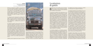 biernos, la competencia conflictiva con estructuras 
que tengan funciones análogas, la dificultad de al-canzar 
un poder contractual reconocido. Además, 
en los países en vías de desarrollo, las estructuras 
privadas para la promoción de empresas tienen 
grandes problemas de sostenibilidad, a menos que 
quieran dirigirse únicamente a las empresas más 
fuertes del área capaces de pagar los servicios de 
consultoría. 
La Agencias mixtas presentan las ventajas de las 
unas y de las otras, y atenúan los riesgos en ellas im-plícitos, 
aunque la gestión se vuelva más compleja y 
haya necesidad de un mayor período de prueba 
para experimentar y sedimentar las prácticas de 
concertación. 
En opinión de muchos, la intervención de las admi-nistraciones 
públicas puede aparecer como un au-mento 
de la burocracia y una fuente de ineficiencia 
para la operatividad de estas estructuras de servicio. 
Sin embargo, la experiencia ha demostrado que este 
tipo particular de gestión combinada de las Agen-cias 
permite alcanzar eficiencia (entendida como re-lación 
entre resultados y costos) y eficacia (entendi-da 
como relación entre resultados y objetivos). La 
fórmula ganadora de una gestión consiste en confiar 
la tarea de desarrollar las funciones de servicio a una 
entidad operativa específica, que goza de autonomía 
técnica, y en confiar por el contrario la tarea de di-rección 
y control a una entidad representativa co-lectiva. 
Además, para las Agencias que operan en el marco 
de programas de cooperación para el desarrollo, un 
objetivo fundamental lo es el mejoramiento de las 
relaciones entre las instituciones, los servicios y la 
población organizada. Este objetivo se demuestra 
particularmente delicado cuando se trata de favore-cer 
la reconciliación local en áreas que han sido gol-peadas 
por conflictos. Y es sobre todo en estos ca-sos, 
como se ilustra en los próximos capítulos, que 
La estructura organizativa 
38 
39 
La estructura 
de gestión 
La estructura de gestión 
la fórmula mixta se ha revelado como la más eficaz. 
Desde un punto de vista estrictamente organiza-tivo, 
las Agencias cuentan con dos estructuras, 
una de gobierno y una operativa. 
La estructura de gobierno está conformada por una 
Asamblea General y una Junta Directiva. La Asam-blea 
General, compuesta por los representantes de 
todas las organizaciones asociadas, es el órgano que 
fija las reglas de funcionamiento, decide el ingreso de 
nuevos socios, desarrolla funciones de dirección y se 
reúne, ordinariamente, una o dos veces al año. La 
Junta Directiva, por el contrario, desempeña las fun-ciones 
de gobierno, se ocupa de la administración, 
dispone reglamentos internos, toma decisiones sobre 
proyectos y programas y responde de sus acciones 
ante la Asamblea. La Junta está conformada por un 
número variable de miembros, generalmente entre 
5 y 10, elegidos en el seno de la Asamblea y perma-necen 
en el cargo por un período variable de uno a 
dos años. Además, en el seno de la Junta se reparten 
las responsabilidades mediante la elección del presi-dente, 
el tesorero y el secretario. 
La estructura operativa, que depende jerárquica-mente 
de la Junta Directiva, está generalmente con-formada 
por un director, por algunos técnicos y por 
personal administrativo. El director, en algunos ca-sos, 
es uno de los miembros de la Junta, mientras, en 
otros, es contratado. La función de la estructura 
operativa es en esencia la de llevar a la práctica las 
indicaciones de la Junta, poniendo en ejecución los 
programas y proyectos de desarrollo, erogando los 
servicios a las empresas y al territorio y desarrollan-do 
también la tarea de hacer propuestas y suminis-trar 
información a los órganos de gobierno. 
La estructura operativa está compuesta por un nú-mero 
limitado de personas que no supera, en los ca-sos 
a los cuales nos referimos, las siete unidades, in-cluido 
el personal administrativo. El modelo organi-zativo, 
sin embargo, es modular. Es decir, es capaz 
de ampliar su dimensión en función de los proyec-tos 
que se están elaborando, mediante contratos a 
término a personal especializado necesario even-tualmente 
para realizar las diversas iniciativas. Pue-de 
así suceder que, en algunos períodos, si la Agen-cia 
es capaz de cerrar contratos de servicio con enti-dades 
externas, el personal involucrado alcance va-rias 
decenas de unidades. En algunos casos, como 
en los departamentos de Chalatenango y Morazán, 
en El Salvador, ese número ha superado las 45 uni-dades, 
en períodos también superiores a los 12 me-ses. 
Naturalmente, al concluir los proyectos, este 
personal termina su relación contractual. Al respec-to 
vale la pena subrayar el importantísimo papel que 
una Agencia puede desarrollar para promover em-pleo 
técnico calificado en el propio territorio, así co-mo 
la función de formación de cuadros, indis-pen-sable 
en los procesos de desarrollo local. 
La Agencia cuenta siempre con su propia sede, lo-calizada 
en la cabecera del territorio de su compe-tencia. 
La sede es un requisito importante para la 
imagen de la estructura y, también obviamente, para 
su funcionalidad. Aunque en mucho casos las admi-nistraciones 
públicas proporcionan las instalaciones 
que requiere la Agencia, es importante que su sede, 
Guatemala 
Huehuetenango es un Departamento 
de montaña en el nordeste del país, 
que ha padecido intensamente 
las consecuencias del conflicto que concluyó en 1997. 
 