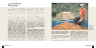 La consolidación de su impacto 
83 
Uno de los aspectos más importantes que carac-teriza 
a la Agencia y suele diferenciarla de cada 
uno de sus socios, consiste en su manera de fun-cionar. 
Ella no se limita a suministrar prestaciones 
puntuales, sino que procede formulando objetivos 
complejos cuyo impacto se mide en el territorio. 
Esta modalidad de trabajo constituye el privilegio 
de estructuras avanzadas. En efecto, las organiza-ciones 
privadas tienden forzosamente a concen-trarse 
sobre los problemas de su supervivencia, 
mientras que los servicios públicos descentralizados 
suelen funcionar sobre la base de programas, presta-ciones 
y presupuesto definidos en otros lugares. 
Este privilegio de la Agencia conlleva nuevas moda-lidades 
de trabajo y la adquisición de una capacidad 
permanente de automonitoreo. Capacidad que no 
se adquiere en forma teórica sino trabajando. La 
madurez alcanzada por cada Agencia consiste en la 
capacidad de evaluar los resultados alcanzados con 
su trabajo y el impacto en el territorio, poniéndolos 
en relación con sus modalidades de fun-cionamiento. 
Este ejercicio es más fácil cuando en la 
planificación estratégica los objetivos se definen de 
forma clara y mensurable. Por ejemplo, una Agen-cia, 
tal y como sucedió en Nueva Segovia, puede 
decidir transformar en el lapso de dos años toda la 
producción de café inorgánico del Departamento 
en producción orgánica. Por muchas importantes 
razones: porque el mercado internacional del café 
inorgánico se está agotando rápidamente, porque la 
producción orgánica posibilita una notable ocu-pación, 
por razones ambientales y, en fin, porque la 
actividad produce un impacto notable también a 
nivel nacional puesto que el Departamento es uno 
de los mayores productores de café del país. Para 
lograr un objetivo de tal alcance, la Agencia debe 
organizarse con el fin de realizar un conjunto de 
actividades: en el caso citado, reservar una línea de 
crédito para este fin, censar los productores de café, 
comprometerlos y capacitarlos, involucrar la aso-ciación 
nacional de productores de productos 
orgánicos, que realiza las actividades de 
exportación, y suministrar asistencia técnica a los 
productores interesados. Si la Agencia, después de 
dos años sólo ha alcanzado el 50% del objetivo 
fijado (el ejemplo ahora no se refiere a Nueva 
Segovia), se indaga el porqué y se estudia todos los 
factores en juego para entender las causas del par-cial 
fracaso: el sistema de créditos puede haber sido 
mal diseñado, los productores no confían todavía en 
los técnicos de la Agencia, la asistencia técnica es 
insuficiente, el tiempo de dos años era insuficiente. 
Según las causas, el análisis puede conducir tanto al 
reajuste de los objetivos, como a una mejor organi-zación 
para lograrlos. 
Cuando una Agencia ha alcanzado un buen nivel de 
funcionamiento, la verificación de los resultados, de 
las eventuales desviaciones y de sus causas, debe te-ner 
por lo menos un vencimiento anual y debe ser 
conducida en términos de eficacia y eficiencia. Con-ducir 
una verificación en términos de eficacia signi-fica 
comparar los resultados obtenidos con los obje-tivos 
que habían sido propuestos. La diferencia en-tre 
objetivos y resultados alcanzados indica muy 
bien la eficacia de la Agencia. Por el contrario, la ve-rificación 
en términos de eficiencia está ligada a la 
evaluación de los costos frente a los objetivos alcan- 
82 
La consolidación 
de su impacto 
La consolidación de su impacto 
Costa Rica 
Las Agencias 
Centroamericanas 
apoyan fuertemente 
la producción de café 
orgánico. En la foto, 
café de montaña en 
la Región Brunca 
zados y permite detectar los eventuales despilfarros. 
Este último análisis está íntimamente ligado a la pro-blemática 
de la sostenibilidad de la Agencia. 
En efecto, está claro que una estructura ineficiente, 
cuyos resultados sean interesantes y de calidad, pe-ro 
que comporten costos excesivos, difícilmente se-rá 
sostenible. 
Un segundo orden de factores, que indica el nivel de 
consolidación de una Agencia, tiene que ver con la 
consistencia de las líneas productivas locales. Estas 
incluyen tanto a las nuevas empresas creadas como 
a otras ya en funcionamiento en el territorio, que se 
hayan beneficiado del apoyo técnico y financiero de 
la Agencia. Cuando estos núcleos de empresarios lo-cales 
son bastante fuertes, es posible abrir nuevas 
perspectivas al desarrollo del territorio. Por ejem-plo, 
iniciando la experimentación de nuevas tecno-logías 
productivas. O buscando nuevos mercados a 
 