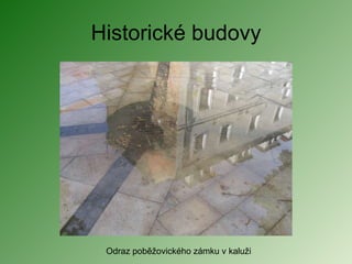 Historické budovy Odraz poběžovického zámku v kaluži 