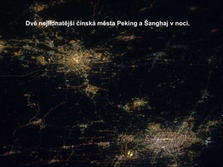 Dvě nejlidnatější čínská města Peking a Šanghaj v noci.  
