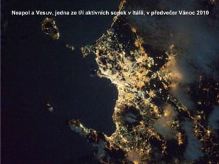 Neapol a Vesuv, jedna ze tří aktivních sopek v Itálii, v předvečer Vánoc 2010 