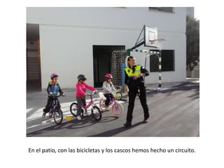 En el patio, con las bicicletas y los cascos hemos hecho un circuito. 
 
