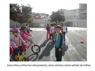 Unos niños y niñas han sido peatones, otros ciclistas y otros señales de tráfico. 
 