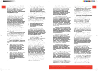 7
Partnership Policy Paper No 1/2011 www.kemitraan.or.id
Dalam UU No. 34 Tahun 2004,
pembentukan daerah harus memenuhi syarat
administratif, teknis dan fisik kewilayahan.
Syarat administratif untuk provinsi berupa
persetujuan DPRD Kabupaten/Kota dan
Bupati/Walikota yang menjadi cakupan
wilayah provinsi, persetujuan DPRD provinsi
induk dan gubernur serta rekomendasi
Menteri Dalam Negeri (Mendagri).
Untuk Kabupaten/Kota berupa
persetujuan DPRD kabupaten/kota dan Bupati/
Walikota yang bersangkutan, persetujuan
DPRD provinsi induk dan gubernur serta
rekomendasi Mendagri. Syarat teknis meliputi
faktor kemampuan ekonomi, potensi daerah,
sosial budaya, sosial politik, kependudukan,
luas daerah, pertahanan, keamanan dan faktor
lain yang memungkinkan terselenggaranya
otonomi daerah.
Sedangkan syarat fisik meliputi paling
sedikit 5 kabupaten/kota untuk pemerintahan
provinsi dan paling sedikit 5 kecamatan untuk
pembentukan kabupaten dan 4 kecamatan
untuk pembentukan kota, lokasi ibukota, dan
prasarana pemerintahan.
Ukuran pemerintahan daerah yang
ada baik provinsi maupun kabupaten/
kota masih belum optimal. Hal ini berakibat
pada belum idealnya jumlah pemerintahan
daerah kabupaten/kota dan provinsi yang
ada. Indikator yang dapat digunakan sebagai
indikator ukuran optimal pemerintahan
daerah dari aspek keuangan daerah adalah
hanya variabel jumlah penduduk.
Ukuran pemerintahan daerah
kabupaten/kota dan provinsi juga berbeda
antar wilayah. Jumlah penduduk yang
berbeda antar wilayah juga berakibat pada
jumlah pemerintahan daerah provinsi yang
berbeda.
Indikator yang dapat digunakan sebagai
indikator ukuran optimal pemerintahan
daerah dari aspek keuangan daerah adalah
hanya variabel jumlah penduduk. Kondisi dari
indikator ini meningkat dari waktu ke waktu,
sehingga ukuran dan jumlah pemerintahan
daerah dimungkinkan selalu bersifat dinamis.
Ukuran pemerintahan daerah
kabupaten/kota dan provinsi juga berbeda
antar wilayah di Indonesia. Jumlah penduduk
yang berbeda antar wilayah juga berakibat
pada jumlah pemerintahan daerah provinsi
yang berbeda-beda antar wilayah.
Jumlah pemerintahan daerah provinsi
yang ideal sekarang adalah berjumlah 31
provinsi. Seiring dengan peningkatan jumlah
penduduk di setiap provinsi dan kelompok
wilayah, jumlah provinsi yang ideal pada tahun
2025 diperkirakan berjumlah 39 provinsi.
4. Formulasi dari Sudut Pandang Demografi
Penduduk Indonesia pada tahun
2005 berjumlah 219 juta jiwa dengan laju
pertumbuhan penduduk setiap tahunnya
sebesar 1,34. Hingga saat ini penduduk
Indonesia terkonsentrasi di Pulau Jawa
Proses pemekaran daerah masih
menghadapi berbagai kendala diantaranya,
ketersediaan pelayanan umum yang sangat
terbatas seperti pendidikan, kesehatan, dan
infrastruktur. Distribusi pelayanan dikaitkan
dengan luas wilayah dan jumlah penduduk.
Jumlah penduduk yang besar menjadi salah
satu alasan kecenderungan suatu kabupaten
atau kota dimekarkan.
Jumlah penduduk dan luas wilayah
menjadi variabel ukuran kelayakan pemekaran
wilayah karena secara langsung terkait dengan
permasalahan penyediaan pelayanan publik.
Dari sisi kependudukan tidak hanya jumlah
penduduk namun juga faktor kepadatan
penduduk, persebaran dan masalah etnis.
Yang juga menjadi perhatian adalah berapa
jumlah staf pemerintahan lokal yang optimal
untuk bisa memberikan pelayanan kepada
masyarakat.
Metodologi estimasi proyeksi jumlah
wilayah ideal untuk Indonesia sangat
dipengaruhi oleh keragaman. Dari segi
kependudukan, semua faktor sosial (berkaitan
dengan penduduk atau manusia) akan
cenderung pada pulau Jawa. Proyeksi rendah
menghasilkan 39 provinsi, proyeksi sedang
menghasilkan 41 provinsi dan proyeksi tinggi
mencapai 64 provinsi pada akhir tahun 2025.
5. Formulasi dari Sudut Pandang Geografi
Indonesia secara geografi merupakan
negara kepulauan, dengan 2 (dua) karakter
utama, yaitu mainland character yang
ditandai dengan hadirnya kepulauan Sunda
Besar dan island character yang ditandai
dengan kepulauan Sunda Kecil sehingga
6
Sejak tahun 1999 tercatat 205 daerah
otonom baru telah terbentuk, terdiri atas 7
provinsi, 164 kabupaten dan 34 kota. Melalui
pemekaran diharapkan tujuan kebijakan
otonomi daerah seperti peningkatan
pelayanan, demokratisasi, dan pemberdayaan
masyarakat dapat terwujud.
Kontroversi pemekaran daerah sampai
dengan saat ini masih menjadi isu yang
hangat dan aktual dalam implementasi
otonomi daerah. Berbagai daerah seolah
terpacu untuk memekarkan diri, baik pada
level provinsi maupun kabupaten/kota.
Pada hakekatnya, pembentukan daerah
otonom baru bertujuan untuk meningkatkan
kesejahteraan masyarakat setempat melalui
peningkatan pelayanan kepada masyarakat,
percepatan kehidupan demokrasi,
percepatan pelaksanaan pembangunan
perekonomian daerah, percepatan
pengelolaan potensi daerah, peningkatan
keamanan dan ketertiban, dan peningkatan
hubungan yang serasi antara pemerintah
pusat dan daerah.
Apabila pada awal kemerdekaan jumlah
provinsi adalah 6 (enam), sekarang menjadi
33 provinsi, sedangkan jumlah kabupaten/
kota adalah 99 (sembilan puluh sembilan),
sekarang berjumlah 456 kabupaten/kota,
sehingga kenaikannya 450 % untuk provinsi
dan 361 % untuk kabupaten/kota.
Daerah otonom dibentuk dalam rangka
desentralisasi. Desentralisasi memiliki 3 tujuan
yaitu:
a. Tujuan Politik : Untuk menciptakan
suprastruktur dan infrastruktur politik
yang demokratis berbasis pada
kedaulatan rakyat. Diwujudkan dalam
bentuk pemilihan kepala daerah,
pengisian keanggotaan DPRD secara
langsung oleh rakyat.
b. Tujuan Administrasi : Agar pemerintahan
daerah yang dipimpin oleh kepala
daerah dan bermitra dengan DPRD
dapat menjalankan fungsinya untuk
memaksimalkan nilai-nilai 4E, yakni
efektivitas, efisiensi, equity/kesetaraan,
dan ekonomi.
c. Tujuan Sosial Ekonomi : Bagaimana
modal masyarakat yang berwujud
modal sosial, modal intelektual, dan
modal finansial dapat didayagunakan
untuk mewujudkan terciptanya
kesejahteraan masyarakat secara luas.
Gejala yang terlihat dalam pembentukan
daerah otonom di Indonesia pasca reformasi
lebih banyak didasarkan pada tujuan/
pertimbangan politik.
Sementara itu, kriteria dasar dari aspek
manajemen pemerintahan penentuan ideal
yang ditawarkan untuk pembentukan daerah
termasuk untuk pembentukan provinsi
adalah mencakup 3 variabel utama, yaitu
a. jumlah penduduk bersifat dinamis
b. luas wilayah bersifat statis, dan
c. rentang kendali (span of control)
pemerintahan.
Untuk memprediksi jumlah ideal
provinsi tahun 2025 dari sudut pandang
pemerintahan maka digunakan asumsi dasar
dengan mempertimbangkan variabel jumlah
penduduk sebagai variabel dinamis. Dari hasil
penghitungan diperoleh perkiraan antara 70
sampai dengan 88 buah provinsi.
3. Formulasi dari Sudut Pandang
Manajemen keuangan
Dalam era desentralisasi, pembentukan
daerah merupakan salah satu usaha
dalam meningkatkan pelayanan publik
guna mempercepat pembangunan
perekonomian daerah, pengelolaan potensi
daerah, sosial budaya, dan terwujudnya
kesejahteraan masyarakat. Dalam UU No.
22 Tahun 1999 diatur bahwa daerah dapat
dibentuk berdasarkan kriteria kemampuan
ekonomi, potensi daerah, sosial-budaya,
sosial-politik, jumlah penduduk, luas daerah
dan pertimbangan lain yang memungkinkan
terselenggaranya otonomi daerah. Dalam
UU No. 34 Tahun 2004, pembentukan daerah
harus memenuhi syarat administratif, teknis
dan fisik kewilayahan. Suatu pemerintahan
daerah yang ideal adalah pemerintahan
daerah yang memiliki cukup sumberdaya
manusia dan sumberdaya keuangan untuk
menyediakan berbagai pelayanan kepada
masyarakatnya serta responsif.
76
Partnership Policy Paper No 1/2011 www.kemitraan.or.id
Policy Brief PSG layout.indd 6-7 4/19/2011 6:18:38 PM
 