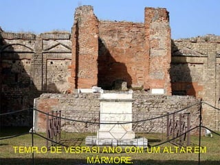 TEMPLO DE VESPASI ANO COM UM ALTAR EM
MÁRMORE.
 