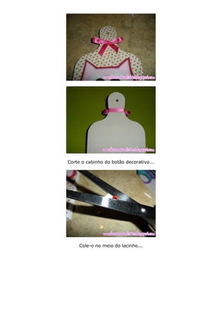Corte o cabinho do botão decorativo...
Cole-o no meio do lacinho...
 