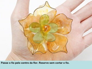 Passe o fio pelo centro da flor. Reserve sem cortar o fio.
 