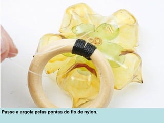 Passe a argola pelas pontas do fio de nylon.
 