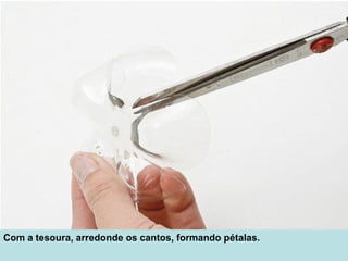 Com a tesoura, arredonde os cantos, formando pétalas.
 