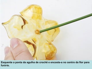 Esquente a ponta da agulha de crochê e encoste-a no centro da flor para
furá-lo.
 