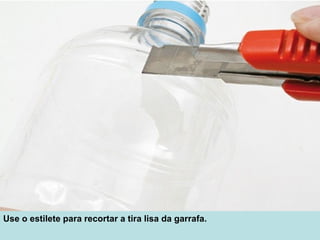 Use o estilete para recortar a tira lisa da garrafa.
 
