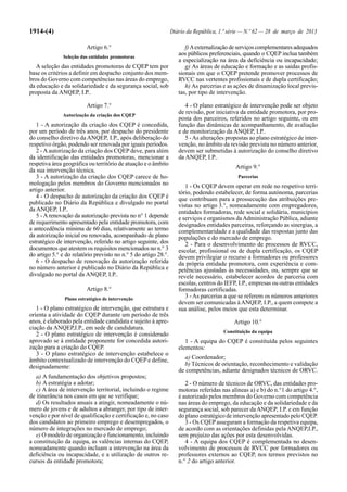 1914-(4) Diário da República, 1.ª série — N.º 62 — 28 de março de 2013
Artigo 6.°
Seleção das entidades promotoras
A seleção das entidades promotoras de CQEP tem por
base os critérios a definir em despacho conjunto dos mem-
bros do Governo com competências nas áreas do emprego,
da educação e da solidariedade e da segurança social, sob
proposta da ANQEP, I.P..
Artigo 7.°
Autorização da criação dos CQEP
1 - A autorização da criação dos CQEP é concedida,
por um período de três anos, por despacho do presidente
do conselho diretivo da ANQEP, I.P., após deliberação do
respetivo órgão, podendo ser renovada por iguais períodos.
2 - A autorização da criação dos CQEP deve, para além
da identificação das entidades promotoras, mencionar a
respetiva área geográfica ou território de atuação e o âmbito
da sua intervenção técnica.
3 - A autorização da criação dos CQEP carece de ho-
mologação pelos membros do Governo mencionados no
artigo anterior.
4 - O despacho de autorização da criação dos CQEP é
publicado no Diário da República e divulgado no portal
da ANQEP, I.P..
5 - A renovação da autorização prevista no n° 1 depende
de requerimento apresentado pela entidade promotora, com
a antecedência mínima de 60 dias, relativamente ao termo
da autorização inicial ou renovada, acompanhado de plano
estratégico de intervenção, referido no artigo seguinte, dos
documentos que atestem os requisitos mencionados no n.° 3
do artigo 5.° e do relatório previsto no n.° 5 do artigo 28.°.
6 - O despacho de renovação da autorização referida
no número anterior é publicado no Diário da República e
divulgado no portal da ANQEP, I.P..
Artigo 8.°
Plano estratégico de intervenção
1 - O plano estratégico de intervenção, que estrutura e
orienta a atividade do CQEP durante um período de três
anos, é elaborado pela entidade candidata e sujeito à apre-
ciação da ANQEP,I.P., em sede de candidatura.
2 - O plano estratégico de intervenção é considerado
aprovado se à entidade proponente for concedida autori-
zação para a criação do CQEP.
3 - O plano estratégico de intervenção estabelece o
âmbito contextualizado de intervenção do CQEP e define,
designadamente:
a) A fundamentação dos objetivos propostos;
b) A estratégia a adotar;
c) A área de intervenção territorial, incluindo o regime
de itinerância nos casos em que se verifique;
d) Os resultados anuais a atingir, nomeadamente o nú-
mero de jovens e de adultos a abranger, por tipo de inter-
venção e por nível de qualificação e certificação e, no caso
dos candidatos ao primeiro emprego e desempregados, o
número de integrações no mercado de emprego;
e) O modelo de organização e funcionamento, incluindo
a constituição da equipa, as valências internas do CQEP,
nomeadamente quando incluam a intervenção na área da
deficiência ou incapacidade, e a utilização de outros re-
cursos da entidade promotora;
f) Aexternalização de serviços complementares adequados
aos públicos preferenciais, quando o CQEP inclua também
a especialização na área da deficiência ou incapacidade;
g) As áreas de educação e formação e as saídas profis-
sionais em que o CQEP pretende promover processos de
RVCC nas vertentes profissionais e de dupla certificação;
h) As parcerias e as ações de dinamização local previs-
tas, por tipo de intervenção.
4 - O plano estratégico de intervenção pode ser objeto
de revisão, por iniciativa da entidade promotora, por pro-
posta dos parceiros, referidos no artigo seguinte, ou em
função das dinâmicas de acompanhamento, de avaliação
e de monitorização da ANQEP, I.P..
5 -As alterações propostas ao plano estratégico de inter-
venção, no âmbito da revisão prevista no número anterior,
devem ser submetidas à autorização do conselho diretivo
da ANQEP, I.P..
Artigo 9.°
Parcerias
1 - Os CQEP devem operar em rede no respetivo terri-
tório, podendo estabelecer, de forma autónoma, parcerias
que contribuam para a prossecução das atribuições pre-
vistas no artigo 3.°, nomeadamente com empregadores,
entidades formadoras, rede social e solidária, municípios
e serviços e organismos daAdministração Pública, adiante
designados entidades parceiras, reforçando as sinergias, a
complementaridade e a qualidade das respostas junto das
populações e do mercado de emprego.
2 - Para o desenvolvimento de processos de RVCC,
escolar, profissional ou de dupla certificação, os CQEP
devem privilegiar o recurso a formadores ou professores
da própria entidade promotora, com experiência e com-
petências ajustadas às necessidades, ou, sempre que se
revele necessário, estabelecer acordos de parceria com
escolas, centros do IEFP, I.P., empresas ou outras entidades
formadoras certificadas.
3 - As parcerias a que se referem os números anteriores
devem ser comunicadas àANQEP, I.P., a quem compete a
sua análise, pelos meios que esta determinar.
Artigo 10.°
Constituição da equipa
1 - A equipa do CQEP é constituída pelos seguintes
elementos:
a) Coordenador;
b) Técnicos de orientação, reconhecimento e validação
de competências, adiante designados técnicos de ORVC.
2 - O número de técnicos de ORVC, das entidades pro-
motoras referidas nas alíneas a) e b) do n.°1 do artigo 4.°,
é autorizado pelos membros do Governo com competência
nas áreas do emprego, da educação e da solidariedade e da
segurança social, sob parecer daANQEP, I.P. e em função
do plano estratégico de intervenção apresentado pelo CQEP.
3 - Os CQEP asseguram a formação da respetiva equipa,
de acordo com as orientações definidas pela ANQEP,I.P.,
sem prejuízo das ações por esta desenvolvidas.
4 - A equipa dos CQEP é complementada no desen-
volvimento de processos de RVCC por formadores ou
professores externos ao CQEP, nos termos previstos no
n.° 2 do artigo anterior.
 
