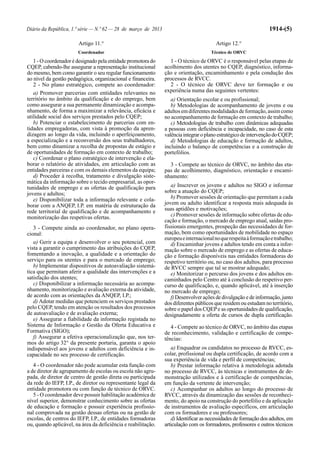 Diário da República, 1.ª série — N.º 62 — 28 de março de 2013 1914-(5)
Artigo 11.°
Coordenador
1 - O coordenador é designado pela entidade promotora do
CQEP, cabendo-lhe assegurar a representação institucional
do mesmo, bem como garantir o seu regular funcionamento
ao nível da gestão pedagógica, organizacional e financeira.
2 - No plano estratégico, compete ao coordenador:
a) Promover parcerias com entidades relevantes no
território no âmbito da qualificação e do emprego, bem
como assegurar a sua permanente dinamização e acompa-
nhamento, de forma a maximizar a relevância, eficácia e
utilidade social dos serviços prestados pelo CQEP;
b) Potenciar o estabelecimento de parcerias com en-
tidades empregadoras, com vista à promoção da apren-
dizagem ao longo da vida, incluindo o aperfeiçoamento,
a especialização e a reconversão dos seus trabalhadores,
bem como dinamizar a recolha de propostas de estágio e
de oportunidades de formação em contexto de trabalho;
c) Coordenar o plano estratégico de intervenção e ela-
borar o relatório de atividades, em articulação com as
entidades parceiras e com os demais elementos da equipa;
d) Proceder à recolha, tratamento e divulgação siste-
mática da informação sobre o tecido empresarial, as opor-
tunidades de emprego e as ofertas de qualificação para
jovens e adultos;
e) Disponibilizar toda a informação relevante e cola-
borar com a ANQEP, I.P. em matéria de estruturação da
rede territorial de qualificação e de acompanhamento e
monitorização das respetivas ofertas.
3 - Compete ainda ao coordenador, no plano opera-
cional:
a) Gerir a equipa e desenvolver o seu potencial, com
vista a garantir o cumprimento das atribuições do CQEP,
fomentando a inovação, a qualidade e a orientação do
serviço para os utentes e para o mercado de emprego;
b) Implementar dispositivos de autoavaliação sistemá-
tica que permitam aferir a qualidade das intervenções e a
satisfação dos utentes;
c) Disponibilizar a informação necessária ao acompa-
nhamento, monitorização e avaliação externa da atividade,
de acordo com as orientações da ANQEP, I.P.;
d) Adotar medidas que potenciem os serviços prestados
pelo CQEP, tendo em atenção os resultados dos processos
de autoavaliação e de avaliação externa;
e) Assegurar a fiabilidade da informação registada no
Sistema de Informação e Gestão da Oferta Educativa e
Formativa (SIGO);
f) Assegurar a efetiva operacionalização que, nos ter-
mos do artigo 32° da presente portaria, garanta o apoio
indispensável aos jovens e adultos com deficiência e in-
capacidade no seu processo de certificação.
4 - O coordenador não pode acumular esta função com
a de diretor de agrupamento de escolas ou escola não agru-
pada, de diretor de centro de gestão direta ou participada
da rede do IEFP, I.P., de diretor ou representante legal da
entidade promotora ou com função de técnico de ORVC.
5 - O coordenador deve possuir habilitação académica de
nível superior, demonstrar conhecimento sobre as ofertas
de educação e formação e possuir experiência profissio-
nal comprovada na gestão dessas ofertas ou na gestão de
escolas, de centros do IEFP, I.P., de entidades formadoras
ou, quando aplicável, na área da deficiência e reabilitação.
Artigo 12.°
Técnico de ORVC
1 - O técnico de ORVC é o responsável pelas etapas de
acolhimento dos utentes no CQEP, diagnóstico, informa-
ção e orientação, encaminhamento e pela condução dos
processos de RVCC.
2 - O técnico de ORVC deve ter formação e ou
experiência numa das seguintes vertentes:
a) Orientação escolar e ou profissional;
b) Metodologias de acompanhamento de jovens e ou
adultosemdiferentesmodalidadesdeformação,assimcomo
no acompanhamento de formação em contexto de trabalho;
c) Metodologias de trabalho com dinâmicas adequadas
a pessoas com deficiência e incapacidade, no caso de esta
valência integrar o plano estratégico de intervenção do CQEP;
d) Metodologias de educação e formação de adultos,
incluindo o balanço de competências e a construção de
portefólios.
3 - Compete ao técnico de ORVC, no âmbito das eta-
pas de acolhimento, diagnóstico, orientação e encami-
nhamento:
a) Inscrever os jovens e adultos no SIGO e informar
sobre a atuação do CQEP;
b) Promover sessões de orientação que permitam a cada
jovem ou adulto identificar a resposta mais adequada às
suas aptidões e motivações;
c) Promover sessões de informação sobre ofertas de edu-
cação e formação, o mercado de emprego atual, saídas pro-
fissionais emergentes, prospeção das necessidades de for-
mação, bem como oportunidades de mobilidade no espaço
europeueinternacionalnoquerespeitaàformaçãoetrabalho;
d) Encaminhar jovens e adultos tendo em conta a infor-
mação sobre o mercado de emprego e as ofertas de educa-
ção e formação disponíveis nas entidades formadoras do
respetivo território ou, no caso dos adultos, para processo
de RVCC sempre que tal se mostrar adequado;
e) Monitorizar o percurso dos jovens e dos adultos en-
caminhados pelo Centro até à conclusão do respetivo per-
curso de qualificação, e, quando aplicável, até à inserção
no mercado de emprego;
f) Desenvolver ações de divulgação e de informação, junto
dos diferentes públicos que residem ou estudam no território,
sobre o papel dos CQEPe as oportunidades de qualificação,
designadamente a oferta de cursos de dupla certificação.
4 - Compete ao técnico de ORVC, no âmbito das etapas
de reconhecimento, validação e certificação de compe-
tências:
a) Enquadrar os candidatos no processo de RVCC, es-
colar, profissional ou dupla certificação, de acordo com a
sua experiência de vida e perfil de competências;
b) Prestar informação relativa à metodologia adotada
no processo de RVCC, às técnicas e instrumentos de de-
monstração utilizados e à certificação de competências,
em função da vertente de intervenção;
c) Acompanhar os adultos ao longo do processo de
RVCC, através da dinamização das sessões de reconheci-
mento, do apoio na construção do portefólio e da aplicação
de instrumentos de avaliação específicos, em articulação
com os formadores e ou professores;
d) Identificar as necessidades de formação dos adultos, em
articulação com os formadores, professores e outros técnicos
 