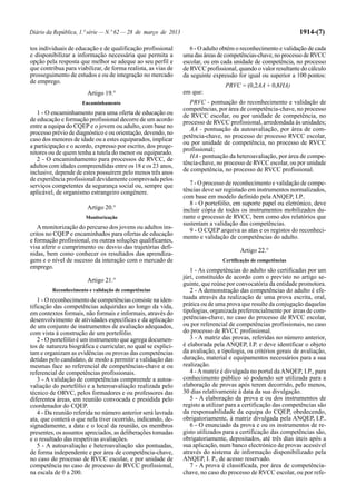 Diário da República, 1.ª série — N.º 62 — 28 de março de 2013 1914-(7)
tos individuais de educação e de qualificação profissional
e disponibilizar a informação necessária que permita a
opção pela resposta que melhor se adeque ao seu perfil e
que contribua para viabilizar, de forma realista, as vias de
prosseguimento de estudos e ou de integração no mercado
de emprego.
Artigo 19.°
Encaminhamento
1 - O encaminhamento para uma oferta de educação ou
de educação e formação profissional decorre de um acordo
entre a equipa do CQEP e o jovem ou adulto, com base no
processo prévio de diagnóstico e ou orientação, devendo, no
caso dos menores de idade ou a estes equiparados, implicar
a participação e o acordo, expresso por escrito, dos proge-
nitores ou de quem tenha a tutela do menor ou equiparado.
2 - O encaminhamento para processos de RVCC, de
adultos com idades compreendidas entre os 18 e os 23 anos,
inclusive, depende de estes possuírem pelo menos três anos
de experiência profissional devidamente comprovada pelos
serviços competentes da segurança social ou, sempre que
aplicável, de organismo estrangeiro congénere.
Artigo 20.°
Monitorização
Amonitorização do percurso dos jovens ou adultos ins-
critos no CQEP e encaminhados para ofertas de educação
e formação profissional, ou outras soluções qualificantes,
visa aferir o cumprimento ou desvio das trajetórias defi-
nidas, bem como conhecer os resultados das aprendiza-
gens e o nível de sucesso da interação com o mercado de
emprego.
Artigo 21.°
Reconhecimento e validação de competências
1 - O reconhecimento de competências consiste na iden-
tificação das competências adquiridas ao longo da vida,
em contextos formais, não formais e informais, através do
desenvolvimento de atividades específicas e da aplicação
de um conjunto de instrumentos de avaliação adequados,
com vista à construção de um portefólio.
2 - O portefólio é um instrumento que agrega documen-
tos de natureza biográfica e curricular, no qual se explici-
tam e organizam as evidências ou provas das competências
detidas pelo candidato, de modo a permitir a validação das
mesmas face ao referencial de competências-chave e ou
referencial de competências profissionais.
3 - A validação de competências compreende a autoa-
valiação do portefólio e a heteroavaliação realizada pelo
técnico de ORVC, pelos formadores e ou professores das
diferentes áreas, em reunião convocada e presidida pelo
coordenador do CQEP.
4 - Da reunião referida no número anterior será lavrada
ata, que conterá o que nela tiver ocorrido, indicando, de-
signadamente, a data e o local da reunião, os membros
presentes, os assuntos apreciados, as deliberações tomadas
e o resultado das respetivas avaliações.
5 - A autoavaliação e heteroavaliação são pontuadas,
de forma independente e por área de competência-chave,
no caso do processo de RVCC escolar, e por unidade de
competência no caso de processo de RVCC profissional,
na escala de 0 a 200.
6 - O adulto obtém o reconhecimento e validação de cada
uma das áreas de competências-chave, no processo de RVCC
escolar, ou em cada unidade de competência, no processo
de RVCC profissional, quando o valor resultante do cálculo
da seguinte expressão for igual ou superior a 100 pontos:
PRVC = (0,2AA + 0,8HA)
em que:
PRVC - pontuação do reconhecimento e validação de
competências, por área de competência-chave, no processo
de RVCC escolar, ou por unidade de competência, no
processo de RVCC profissional, arredondada às unidades;
AA - pontuação da autoavaliação, por área de com-
petência-chave, no processo de processo RVCC escolar,
ou por unidade de competência, no processo de RVCC
profissional;
HA - pontuação da heteroavaliação, por área de compe-
tência-chave, no processo de RVCC escolar, ou por unidade
de competência, no processo de RVCC profissional.
7 - O processo de reconhecimento e validação de compe-
tências deve ser registado em instrumentos normalizados,
com base em modelo definido pela ANQEP, I.P..
8 - O portefólio, em suporte papel ou eletrónico, deve
incluir cópia de todos os instrumentos mobilizados du-
rante o processo de RVCC, bem como dos relatórios que
sustentam a validação das competências.
9 - O CQEP arquiva as atas e os registos do reconheci-
mento e validação de competências do adulto.
Artigo 22.°
Certificação de competências
1 - As competências do adulto são certificadas por um
júri, constituído de acordo com o previsto no artigo se-
guinte, que reúne por convocatória da entidade promotora.
2 - A demonstração das competências do adulto é efe-
tuada através da realização de uma prova escrita, oral,
prática ou de uma prova que resulte da conjugação daquelas
tipologias, organizada preferencialmente por áreas de com-
petências-chave, no caso do processo de RVCC escolar,
ou por referencial de competências profissionais, no caso
do processo de RVCC profissional.
3 - A matriz das provas, referidas no número anterior,
é elaborada pela ANQEP, I.P. e deve identificar o objeto
da avaliação, a tipologia, os critérios gerais de avaliação,
duração, material e equipamentos necessários para a sua
realização.
4 - A matriz é divulgada no portal da ANQEP, I.P., para
conhecimento público só podendo ser utilizada para a
elaboração de provas após terem decorrido, pelo menos,
30 dias relativamente à data da sua divulgação.
5 - A elaboração da prova e ou dos instrumentos de
registo a utilizar para a certificação das competências são
da responsabilidade da equipa do CQEP, obedecendo,
obrigatoriamente, à matriz divulgada pela ANQEP, I.P..
6 - O enunciado da prova e ou os instrumentos de re-
gisto utilizados para a certificação das competências são,
obrigatoriamente, depositados, até três dias úteis após a
sua aplicação, num banco electrónico de provas acessível
através do sistema de informação disponibilizado pela
ANQEP, I. P., de acesso reservado.
7 - A prova é classificada, por área de competência-
chave, no caso do processo de RVCC escolar, ou por refe-
 