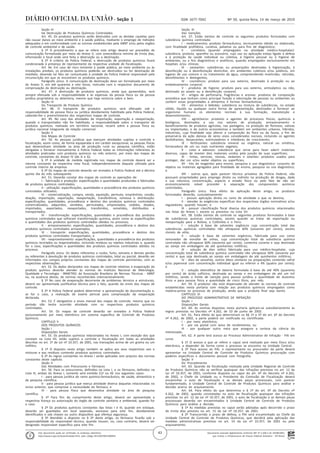 Documento assinado digitalmente conforme MP nº 2.200-2 de 24/08/2001,
que institui a Infraestrutura de Chaves Públicas Brasileira - ICP-Brasil.
Este documento pode ser verificado no endereço eletrônico
http://www.in.gov.br/autenticidade.html, pelo código 05152019031400043
43
Nº 50, quinta-feira, 14 de março de 2019ISSN 1677-7042Seção 1
Seção III
Da Destruição de Produtos Químicos Controlados
Art. 45. Os produtos químicos serão destruídos com as devidas cautelas para
não causar danos ao meio ambiente e à saúde pública, mediante o emprego de métodos
adequados e em conformidade com as normas estabelecidas pela ABNT e/ou pelos órgãos
de controle ambiental e de saúde.
§ 1º O procedimento a que se refere este artigo deverá ser precedido de
comunicação formalizada por meio do Anexo V, com antecedência mínima de trinta dias,
informando o local onde será feita a destruição ou a destinação.
§ 2º A critério da Polícia Federal, a destruição de produtos químicos ficará
condicionada à presença de representante da respectiva unidade de fiscalização.
Art. 46. Em caso de risco iminente à saúde pública, ao meio ambiente ou às
instalações prediais, os produtos químicos poderão ser destruídos ou ter destinação de
imediato, devendo tal fato ser comunicado à unidade da Polícia Federal responsável pela
circunscrição em que se encontrem os produtos químicos.
Parágrafo único. A comunicação de destinação deve ser formalizada por meio
do Anexo V, em até quarenta e oito horas, instruída com o respectivo documento de
comprovação da destruição ou destinação.
Art. 47. A destruição de produtos químicos, ainda que apreendidos, será
sempre efetuada sob a responsabilidade e às expensas da pessoa física ou da pessoa
jurídica proprietária ou detentora, mesmo que haja renúncia sobre o bem.
Seção IV
Do Transporte de Produto Químico
Art. 48. O transporte de produtos químicos será efetuado sob a
responsabilidade de pessoa física ou jurídica devidamente habilitada pela Polícia Federal,
cabendo-lhe o preenchimento dos respectivos mapas de controle.
Art. 49. No caso das atividades de importação, exportação e reexportação,
quando o transportador não for habilitado, a responsabilidade sobre o transporte de
produtos químicos, realizado em território nacional, recairá sobre a pessoa física ou
jurídica nacional integrante da relação comercial.
Seção V
Dos Mapas de Controle
Art. 50. As pessoas jurídicas que exerçam atividades sujeitas a controle e
fiscalização, assim como, de forma equiparada e em caráter excepcional, as pessoas físicas
que desenvolvam atividade na área de produção rural ou pesquisa científica, estão
obrigadas a fornecer mensalmente à Polícia Federal todas as informações referentes às
atividades praticadas com produtos químicos no mês anterior, por meio dos mapas de
controle, constantes do Anexo IV (de A a G).
§ 1º A unidade de medida registrada nos mapas de controle deverá ser a
mesma constante da respectiva nota fiscal, independentemente daquela utilizada para
controle interno da empresa.
§ 2º Os mapas de controle deverão ser enviados à Polícia Federal até o décimo
quinto dia do mês subsequente.
Art. 51. Deverão constar dos mapas de controle as operações de:
I - fabricação e produção: especificações e quantidades produzidas e fabricadas
de produtos químicos controlados;
II - utilização: especificações, quantidades e procedência dos produtos químicos
controlados utilizados;
III - comercialização, compra, venda, aquisição, permuta, empréstimo, cessão,
doação, importação, exportação, reexportação, transferência, remessa e distribuição:
especificações, quantidades, procedência e destino dos produtos químicos controlados
comercializados, adquiridos, vendidos, permutados, emprestados, cedidos, doados,
importados, exportados, reexportados, transferidos, remetidos, distribuídos e
transportados;
IV - transformação: especificações, quantidades e procedência dos produtos
químicos controlados que sofreram transformação química, assim como as especificações
e quantidades dos produtos químicos controlados obtidos no processo;
V - armazenamento: especificações, quantidades, procedência e destino dos
produtos químicos controlados armazenados;
VI - transporte: especificações, quantidades, procedência e destino dos
produtos químicos controlados transportados; e
VII - reaproveitamento: especificações, quantidades e procedência dos produtos
químicos reciclados ou reaproveitados, incluindo resíduos ou rejeitos industriais e, quando
for o caso, especificações e quantidades dos produtos químicos controlados obtidos no
processo.
Parágrafo único. Os dados referentes a roubo, furto, extravio e demais perdas
ou referentes à devolução de produtos químicos controlados, total ou parcial, deverão ser
informados nos campos próprios constantes dos mapas de controle pertinentes, com as
respectivas observações.
Art. 52. Os dados declarados nos mapas de controle relativos à evaporação do
produto químico deverão atender às normas do Instituto Nacional de Metrologia,
Qualidade e Tecnologia - INMETRO, da Associação Brasileira de Normas Técnicas - ABNT
ou, na ausência destas, de normas reconhecidas internacionalmente.
§ 1º No caso de evaporação decorrente de problemas técnicos e estruturais,
deverá ser apresentada justificativa técnica para o fato, quando do envio dos mapas de
controle.
§ 2º A Polícia Federal poderá determinar a apresentação de documentação e,
se for o caso, a realização de exame pericial para comprovação da evaporação
declarada.
Art. 53. É obrigatório o envio mensal dos mapas de controle, mesmo que no
período não tenha ocorrido atividade com os respectivos produtos químicos
controlados.
Art. 54. Os mapas de controle deverão ser enviados à Polícia Federal
exclusivamente por meio eletrônico em sistema específico de Controle de Produtos
Químicos.
CAPÍTULO V
DOS PRODUTOS QUÍMICOS
Seção I
Disposições Gerais
Art. 55. Os produtos químicos relacionados no Anexo I, com exceção dos que
constam na Lista VII, estão sujeitos a controle e fiscalização em todas as atividades
descritas no art. 1º da Lei nº 10.357, de 2001, nas transações acima de um grama ou um
mililitro.
§ 1º O disposto neste artigo também se aplica aos seus respectivos sais e
misturas e aos resíduos contendo produtos químicos controlados.
§ 2º As regras constantes no Anexo I serão aplicadas sem prejuízo das normas
constantes deste capítulo.
Seção II
Das Atividades com Precursores e Fármacos
Art. 56. Para os precursores, definidos na Lista I, e os fármacos, definidos na
Lista III, ambas do Anexo I, somente será emitido CLF ou AE nos seguintes casos:
I - para pessoa jurídica do ramo químico-farmacêutico, de saúde, alimentício e
de pesquisa científica;
II - para pessoa jurídica que exerça atividade diversa daquelas relacionadas no
inciso anterior, que comprove a necessidade do fármaco; e
III - para pessoa física que desenvolva atividade na área de pesquisa
científica.
§ 1º Para fins de cumprimento deste artigo, deverá ser apresentada a
respectiva licença ou autorização do órgão de controle sanitário e ambiental, quando for
o caso.
§ 2º Os produtos químicos constantes das listas I e III, quando em estoque,
deverão ser guardados em local separado, exclusivo para este fim, devidamente
identificados e sob chaves ou outro dispositivo que ofereça segurança.
§ 3º Atendido o disposto no § 2º deste artigo, os fármacos ficarão sob a
responsabilidade do responsável técnico, quando houver, ou, caso contrário, deverá ser
designado responsável específico para este fim.
Seção III
Das Isenções
Art. 57. Estão isentos de controle os seguintes produtos formulados com
substância química controlada:
I - medicamentos: produto farmacêutico, tecnicamente obtido ou elaborado,
com finalidade profilática, curativa, paliativa ou para fins de diagnóstico;
II - correlatos (quando empregados na atividade médico-hospitalar):
substância, produto, aparelho ou acessório, cujo uso ou aplicação esteja ligado à defesa
e à proteção da saúde individual ou coletiva, à higiene pessoal ou à higiene de
ambientes, ou a fins diagnósticos e analíticos, quando empregados exclusivamente em
hospitais e/ou clínicas;
III - saneantes: substâncias ou preparações destinadas à higienização, à
desinfecção ou à desinfestação domiciliar, em ambientes coletivos e/ou públicos, em
lugares de uso comum e no tratamento da água, compreendendo inseticidas, raticidas,
desinfetantes e detergentes;
IV - cosméticos: produto para uso externo, destinado à proteção ou ao
embelezamento corporal;
V - produtos de higiene: produto para uso externo, antisséptico ou não,
destinado ao asseio ou à desinfecção corporal;
VI - artigos de perfumaria, fragrâncias e aromas: produtos de composição
aromática que tenham como principal função a odorização de pessoas ou ambientes ou
conferir essas propriedades a alimentos e formas farmacêuticas;
VII - alimentos e bebidas: substância ou mistura de substâncias, no estado
sólido, líquido ou qualquer outra forma de apresentação, destinados a fornecer ao
organismo humano os elementos normais à sua formação, manutenção e
desenvolvimento;
VIII - agrotóxicos: produtos e agentes de processos físicos, químicos e
biológicos, destinados a uso nos setores de produção, armazenamento e
beneficiamento de produtos agrícolas, nas pastagens, na proteção de florestas, nativas
ou implantadas, e de outros ecossistemas e também em ambientes urbanos, híbridos,
industriais, cuja finalidade seja alterar a composição da flora ou da fauna, a fim de
preservá-la da ação danosa de seres vivos considerados nocivos, incluindo os agentes
desfolhantes, dessecantes, estimuladores e inibidores de crescimento;
IX - fertilizantes: substância mineral ou orgânica, natural ou sintética,
fornecedora de um ou mais nutrientes vegetais;
X - colas e adesivos: substância que serve para fazer aderir materiais
diversos, capaz de manter dois materiais unidos pela junção de suas superfícies;
XI - tintas, vernizes, resinas, vedantes e selantes: produtos usados para
proteger, dar cor e/ou vedar objetos ou superfícies;
XII - kits de reagentes para ensino, pesquisa e uso diagnóstico: conjunto de
objetos ou materiais agregados para finalidade de ensino, pesquisa ou uso diagnóstico;
e
XIII - outros que, após parecer técnico privativo da Polícia Federal, não
possuam propriedades para emprego direto ou indireto na produção de drogas, dada
a sua natureza, concentração, aspecto e estado físico ou pelo fato de não ser
economicamente viável proceder à separação dos componentes químicos
controlados.
Parágrafo único. Para efeito da aplicação deste artigo, os produtos
formulados deverão, cumulativamente:
I - possuir aplicação direta no ramo de atividade a que se destina;
II - atender às exigências específicas dos respectivos órgãos normativos e/ou
reguladores, quando houver; e
III - possuir classificação fiscal diversa dos produtos químicos relacionados
nas listas do Anexo I, exceto os previstos na Lista VII.
Art. 58. Estão isentos de controle os seguintes produtos formulados à base
de substâncias químicas controladas, exceto quando se tratar de exportação ou
reexportação para a Bolívia, a Colômbia e o Peru:
I - solução à base de solventes orgânicos cuja concentração total das
substâncias químicas controladas não ultrapasse 60% (sessenta por cento), exceto
cloreto de etila;
II - solução à base de solventes orgânicos, fabricada para uso como
removedor de esmalte de unhas, cuja concentração total da substância química
controlada não ultrapasse 60% (sessenta por cento), contenha corante e seja destinada
ao varejo em embalagem de até quinhentos mililitros;
III - solução de éter etílico fabricada para uso médico-hospitalar, cuja
concentração total de substância química controlada não ultrapasse 60% (sessenta por
cento) e que seja destinada ao varejo em embalagem de até quinhentos mililitros;
IV - óleo de sassafrás, outros óleos similares ou preparações contendo safrol
e/ou piperonal com concentração individual igual ou inferior a 4% (quatro por cento);
e
V - solução eletrolítica de bateria formulada à base de até 40% (quarenta
por cento) de ácido sulfúrico, destinada ao varejo e em embalagem de até um mil
mililitros, sendo o limite de isenção para pessoa jurídica a quantidade de duzentos
litros e para pessoa física a quantidade de cinco litros, por mês.
Art. 59. O produtor não está dispensado de atender às normas de controle
estabelecidas nesta portaria com relação aos produtos químicos empregados como
matéria-prima no processo de produção, ainda que o produto final seja isento.
CAPÍTULO VI
DO PROCESSO ADMINISTRATIVO DE INFRAÇÃO
Seção I
Disposições Gerais
Art. 60. As normas dispostas nesta portaria aplicam-se subsidiariamente às
regras previstas no Decreto nº 4.262, de 10 de junho de 2002.
Art. 61. Para efeito do que determinam os §§ 1º e 5º do art. 6º do Decreto
nº 4.262, de 2002, a parte poderá ser notificada ou cientificada:
I - por meio eletrônico;
II - por via postal com aviso de recebimento; ou
III - por qualquer outro meio que assegure a certeza da ciência do
interessado.
Art. 62. A parte terá acesso ao Processo Administrativo de Infração - PAI em
curso.
§ 1º O acesso a que se refere o caput será realizado por meio físico e/ou
eletrônico, a depender da forma como o processo se encontra na Unidade Central.
§ 2º Para acesso ao PAI, o representante ou procurador da parte deverá
apresentar na Unidade Central de Controle de Produtos Químicos procuração com
poderes específicos e documento pessoal com fotografia.
Seção II
Do Procedimento
Art. 63. Quando da fiscalização realizada pela Unidade Regional de Controle
de Produtos Químicos não se verificar quaisquer das infrações previstas no art. 12 da
Lei nº 10.357, de 2001, conforme disposto no caput do art. 6º do Decreto nº 4.262,
de 2002, o Chefe da Unidade ou o Presidente da Comissão de Fiscalização deverá
encaminhar o auto de fiscalização e as demais peças processuais, com parecer
fundamentado, à Unidade Central de Controle de Produtos Químicos para análise e
decisão acerca do arquivamento.
Art. 64. Para efeito do que determina o § 1º do art. 6º do Decreto nº
4.262, de 2002, quando constatadas no auto de fiscalização quaisquer das infrações
previstas no art. 12 da Lei nº 10.357, de 2001, o auto de fiscalização e as demais peças
processuais deverão ser encaminhados à Unidade Central de Controle de Produtos
Químicos para análise e decisão.
§ 1º As medidas previstas no caput serão adotadas após decorrido o prazo
de trinta dias previsto no art. 15 da Lei nº 10.357, de 2001.
§ 2º Transcorrido o prazo de defesa, o PAI será encaminhado ao Chefe da
Unidade Central de Controle de Produtos Químicos, que decidirá pela aplicação das
medidas administrativas previstas no art. 14 da Lei nº 10.357, de 2001 ou pelo
arquivamento.
 