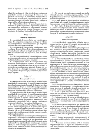 Diário da República, 1.ª série—N.º 98—21 de Maio de 2008 2903
adquiridos ao longo da vida, através de um conjunto de
actividades, assentes na metodologia de balanço de com-
petências e na utilização de instrumentos diversificados de
avaliação, por meio das quais o adulto evidencia as aprendi-
zagens previamente efectuadas, dando início à construção
do portefólio reflexivo de aprendizagens.
2 — O portefólio reflexivo de aprendizagens é um ins-
trumento no qual se explicitam e organizam as evidências
das competências adquiridas ao longo da vida, de modo
a permitir a validação das mesmas face aos referenciais
constantes do Catálogo Nacional de Qualificações.
Artigo 18.º
Validação de competências
1 — A validação de competências tem em vista a ava-
liação das competências adquiridas ao longo da vida e a
sua correspondência com os referenciais que integram o
Catálogo Nacional de Qualificações.
2 — A validação de competências compreende a auto-
-avaliação do portefólio reflexivo de aprendizagens, em
articulação com a hetero-avaliação dos profissionais de
RVC e dos formadores das respectivas áreas de compe-
tências.
3 — No caso de validação de competências para efeitos
profissionais, pode recorrer-se à demonstração em contexto
real de trabalho ou em ambiente simulado.
4 — Sempre que em sessão de validação forem diag-
nosticadas necessidades de formação, o adulto deve ser
encaminhado para júri de certificação, que certificará as
competências validadas e na sequência do qual este po-
derá desenvolver a formação necessária para completar
o seu percurso de qualificação, nos termos previstos no
artigo seguinte.
Artigo 19.º
Formações a desenvolver
1 — Quando, no decurso do processo de reconhecimento
e validação de competências, for identificada a necessidade
de realização de acções de formação de duração superior a
cinquenta horas, devem os Centros Novas Oportunidades
encaminhar sempre os adultos para as respostas formativas
adequadas promovidas por entidades formadoras.
2 — Quando, no decurso do processo de reconhecimento
e validação de competências, for identificada a necessidade
de realização de acções de formação até cinquenta horas,
inclusive, podem as mesmas ser realizadas nos Centros
Novas Oportunidades, designando-se por formações com-
plementares e assumindo carácter residual e tendo como
referencial o Catálogo Nacional de Qualificações.
3 — No caso referido no n.º 1, o Centro Novas Oportu-
nidades elabora um plano pessoal de qualificação, segundo
modelo a disponibilizar pelaAgência Nacional para a Qua-
lificação, I. P., no SIGO, tendo em conta as competências
evidenciadas, validadas e certificadas e as necessidades
de formação do adulto.
4 — O plano pessoal de qualificação contém a proposta
do percurso a realizar pelo adulto para o desenvolvimento
de competências e a obtenção de um determinado nível
de escolaridade e de qualificação e é definido pela equipa
do Centro Novas Oportunidades, em articulação com cada
adulto, no final das etapas de diagnóstico e encaminha-
mento ou das etapas de reconhecimento, validação e cer-
tificação de competências.
5 — No caso de um adulto desempregado que tenha
celebrado um plano pessoal de emprego, o plano pessoal
de qualificação é desenvolvido enquanto instrumento com-
plementar do primeiro.
6 — O plano pessoal de qualificação pode ser reajustado
e aprofundado pela entidade formadora para a qual o adulto
é encaminhado a partir do Centro Novas Oportunidades.
7 — Para efeitos do disposto nos números anteriores,
os Centros Novas Oportunidades devem contribuir para a
dinamização, através de parcerias com entidades forma-
doras, de uma oferta permanente de cursos de educação e
formação de adultos ou de formações modulares.
Artigo 20.º
Certificação de competências
1 — Acertificação de competências validadas, nos ter-
mos do previsto no artigo 18.º, exige a apresentação do
adulto perante um júri de certificação.
2 — O adulto obtém uma certificação sempre que
lhe é reconhecido, pelo júri referido no número anterior,
ter adquirido as competências em conformidade com os
referenciais do Catálogo Nacional de Qualificações, de
acordo com os critérios de avaliação definidos para esses
referenciais.
3 — O director do Centro Novas Oportunidades nomeia
o júri de certificação, que deve ser constituído pelo pro-
fissional de RVC e pelo formador ou formadores de cada
uma das áreas de competências, que acompanharam o
adulto ao longo do processo de reconhecimento e validação
de competências, assim como por um avaliador externo,
acreditado pelaAgência Nacional para a Qualificação, I. P.
4 — Os avaliadores externos, acreditados em confor-
midade com procedimento regulado por despacho dos
ministros responsáveis pelas áreas da formação profissional
e da educação, integram uma bolsa nacional, devendo a
mesma incluir avaliadores identificados pelos parceiros
sociais representados no Conselho Nacional da Formação
Profissional.
5 — O director do Centro Novas Oportunidades designa
o membro do júri que assegura a presidência do mesmo,
o qual tem voto de qualidade, devendo essa função ser
assumida preferencialmente pelo avaliador externo.
6 — O júri só pode funcionar com, pelo menos, dois
terços dos seus membros, incluindo obrigatoriamente o
profissional de RVC e o avaliador externo.
7 — Após deliberação do júri, a certificação de com-
petências dará origem à emissão de um certificado de
qualificações, com o registo das unidades de competência
certificadas.
8 — A certificação de competências que permita a ob-
tenção de um nível de escolaridade ou de qualificação dará
ainda origem à emissão de um diploma de qualificação.
9 — O modelo de diploma e certificado referidos nos
números anteriores constam do anexo II da presente porta-
ria, que desta faz parte integrante, sendo disponibilizados
no SIGO.
10 — O diploma a que se refere o número anterior é
impresso em modelo exclusivo da Imprensa Nacional-Casa
da Moeda.
11 — Nos casos a que se refere o n.º 7 do presente
artigo há lugar ainda ao registo das competências adqui-
ridas pelo adulto na respectiva caderneta individual de
competências.
 