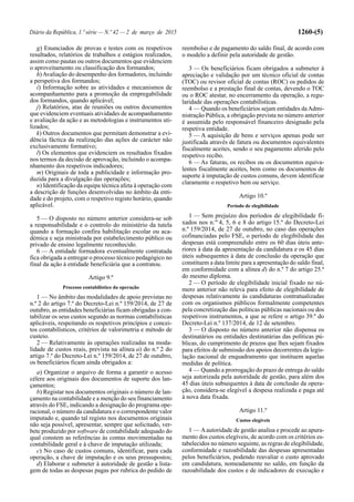 Diário da República, 1.ª série — N.º 42 — 2 de março de 2015 1260-(5)
g) Enunciados de provas e testes com os respetivos
resultados, relatórios de trabalhos e estágios realizados,
assim como pautas ou outros documentos que evidenciem
o aproveitamento ou classificação dos formandos;
h)Avaliação do desempenho dos formadores, incluindo
a perspetiva dos formandos;
i) Informação sobre as atividades e mecanismos de
acompanhamento para a promoção da empregabilidade
dos formandos, quando aplicável;
j) Relatórios, atas de reuniões ou outros documentos
que evidenciem eventuais atividades de acompanhamento
e avaliação da ação e as metodologias e instrumentos uti-
lizados;
k) Outros documentos que permitam demonstrar a evi-
dência fáctica da realização das ações de carácter não
exclusivamente formativo;
l) Os elementos que evidenciem os resultados fixados
nos termos da decisão de aprovação, incluindo o acompa-
nhamento dos respetivos indicadores;
m) Originais de toda a publicidade e informação pro-
duzida para a divulgação das operações;
n) Identificação da equipa técnica afeta à operação com
a descrição de funções desenvolvidas no âmbito da enti-
dade e do projeto, com o respetivo registo horário, quando
aplicável.
5 — O disposto no número anterior considera-se sob
a responsabilidade e o controlo do ministério da tutela
quando a formação confira habilitação escolar ou aca-
démica e seja ministrada por estabelecimento público ou
privado de ensino legalmente reconhecido.
6 — A entidade formadora eventualmente contratada
fica obrigada a entregar o processo técnico pedagógico no
final da ação à entidade beneficiária que a contratou.
Artigo 9.º
Processo contabilístico da operação
1 — No âmbito das modalidades de apoio previstas no
n.º 2 do artigo 7.º do Decreto-Lei n.º 159/2014, de 27 de
outubro, as entidades beneficiárias ficam obrigadas a con-
tabilizar os seus custos segundo as normas contabilísticas
aplicáveis, respeitando os respetivos princípios e concei-
tos contabilísticos, critérios de valorimetria e método de
custeio.
2 — Relativamente às operações realizadas na moda-
lidade de custos reais, prevista na alínea a) do n.º 2 do
artigo 7.º do Decreto-Lei n.º 159/2014, de 27 de outubro,
os beneficiários ficam ainda obrigados a:
a) Organizar o arquivo de forma a garantir o acesso
célere aos originais dos documentos de suporte dos lan-
çamentos;
b) Registar nos documentos originais o número de lan-
çamento na contabilidade e a menção do seu financiamento
através do FSE, indicando a designação do programa ope-
racional, o número da candidatura e o correspondente valor
imputado e, quando tal registo nos documentos originais
não seja possível, apresentar, sempre que solicitado, ver-
bete produzido por software de contabilidade adequado do
qual constem as referências às contas movimentadas na
contabilidade geral e à chave de imputação utilizada;
c) No caso de custos comuns, identificar, para cada
operação, a chave de imputação e os seus pressupostos;
d) Elaborar e submeter à autoridade de gestão a lista-
gem de todas as despesas pagas por rubrica do pedido de
reembolso e de pagamento do saldo final, de acordo com
o modelo a definir pela autoridade de gestão.
3 — Os beneficiários ficam obrigados a submeter à
apreciação e validação por um técnico oficial de contas
(TOC) ou revisor oficial de contas (ROC) os pedidos de
reembolso e a prestação final de contas, devendo o TOC
ou o ROC atestar, no encerramento da operação, a regu-
laridade das operações contabilísticas.
4 — Quando os beneficiários sejam entidades daAdmi-
nistração Pública, a obrigação prevista no número anterior
é assumida pelo responsável financeiro designado pela
respetiva entidade.
5 — A aquisição de bens e serviços apenas pode ser
justificada através de fatura ou documentos equivalentes
fiscalmente aceites, sendo o seu pagamento aferido pelo
respetivo recibo.
6 — As faturas, os recibos ou os documentos equiva-
lentes fiscalmente aceites, bem como os documentos de
suporte à imputação de custos comuns, devem identificar
claramente o respetivo bem ou serviço.
Artigo 10.º
Período de elegibilidade
1 — Sem prejuízo dos períodos de elegibilidade fi-
xados nos n.os
4, 5, 6 e 8 do artigo 15.º do Decreto-Lei
n.º 159/2014, de 27 de outubro, no caso das operações
cofinanciadas pelo FSE, o período de elegibilidade das
despesas está compreendido entre os 60 dias úteis ante-
riores à data da apresentação da candidatura e os 45 dias
úteis subsequentes à data de conclusão da operação que
constituem a data limite para a apresentação do saldo final,
em conformidade com a alínea d) do n.º 7 do artigo 25.º
do mesmo diploma.
2 — O período de elegibilidade inicial fixado no nú-
mero anterior não releva para efeito de elegibilidade de
despesas relativamente às candidaturas contratualizadas
com os organismos públicos formalmente competentes
pela concretização das políticas públicas nacionais ou dos
respetivos instrumentos, a que se refere o artigo 39.º do
Decreto-Lei n.º 137/2014, de 12 de setembro.
3 — O disposto no número anterior não dispensa os
destinatários ou entidades destinatárias das políticas pú-
blicas, do cumprimento de prazos que lhes sejam fixados
para efeitos de submissão dos apoios decorrentes da legis-
lação nacional de enquadramento que instituem aquelas
medidas de política.
4 — Quando a prorrogação do prazo de entrega do saldo
seja autorizada pela autoridade de gestão, para além dos
45 dias úteis subsequentes à data de conclusão da opera-
ção, considera-se elegível a despesa realizada e paga até
à nova data fixada.
Artigo 11.º
Custos elegíveis
1 — Aautoridade de gestão analisa e procede ao apura-
mento dos custos elegíveis, de acordo com os critérios es-
tabelecidos no número seguinte, as regras de elegibilidade,
conformidade e razoabilidade das despesas apresentadas
pelos beneficiários, podendo reavaliar o custo aprovado
em candidatura, nomeadamente no saldo, em função da
razoabilidade dos custos e de indicadores de execução e
 