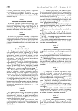 3938 Diário da República, 1.ª série—N.º 173—6 de Setembro de 2010
e as fontes de verificação constam do anexo II da presente
portaria e fazem parte integrante da mesma.
3 — A entidade certificadora publicita no sítio da In-
ternet esclarecimentos adicionais dos aspectos referidos
no número anterior.
Artigo 8.º
Manutenção dos requisitos da certificação
A entidade formadora certificada deve manter os re-
quisitos da certificação referidos nos artigos 5.º e 7.º e
desenvolver as actividades formativas de acordo com as
competências que foram objecto de certificação, bem como
cumprir os contratos de formação celebrados.
Artigo 9.º
Certificado
A certificação da entidade formadora é comprovada
mediante a emissão do respectivo certificado de acordo
com modelo a disponibilizar no sítio da Internet da entidade
certificadora, após aprovação dos membros do Governo
responsáveis pelas áreas da educação e da formação pro-
fissional.
Artigo 10.º
Procedimento de certificação
1 — O requerimento de certificação é apresentado pelo
legal representante da entidade formadora por via electró-
nica e de acordo com informação disponibilizada no sítio
da Internet da entidade certificadora, devendo o mesmo
identificar as áreas de educação e formação em que pre-
tende exercer a actividade formativa, de acordo com o
consignado no n.º 2 do artigo 1.º
2 — A certificação pode ser alargada, a pedido da en-
tidade formadora, a outras áreas de educação e formação.
3 — A certificação pode ser transmitida para outra
entidade no caso de esta adquirir, nos termos legais e a
qualquer título, a estrutura e a organização internas que
fundamentaram a certificação entretanto concedida.
4 — O pedido de transmissão da certificação deve igual-
mente ser requerido à entidade certificadora, acompa-
nhada de prova da aquisição da estrutura e da organização
internas, para efeitos de verificação e posterior decisão.
5 — O cumprimento dos requisitos quer de certificação
quer daqueles que se reportam a um eventual pedido do
seu alargamento a outras áreas de educação e formação
quer ainda dos que respeitem a uma eventual pretensão
de transmissão para outra entidade, caso não possam ser
provados documentalmente, são verificados nas instalações
do requerente, sendo aplicável o disposto nos n.os
4 e 5 do
artigo seguinte.
Artigo 11.º
Auditorias
1 — A actividade da entidade formadora certificada é
objecto de auditoria que incide sobre a manutenção do
cumprimento dos requisitos prévios de acesso à certifi-
cação e dos que respeitam ao referencial de qualidade
estabelecidos na presente portaria.
2 — A auditoria incide, ainda, quando aplicável, sobre
a conformidade da oferta formativa da entidade certificada
com os referenciais constantes do Catálogo Nacional de
Qualificações.
3 — A entidade certificadora pode, a todo o tempo,
determinar a realização de auditorias com base em indícios
de incumprimento do referencial de qualidade estabelecido
na presente portaria, informando previamente a entidade
formadora dessa determinação.
4 — As auditorias são realizadas por trabalhadores da
entidade certificadora ou por auditores externos que pres-
tem serviço a empresa especializada e contratada para o
efeito pela entidade certificadora.
5 — No âmbito da realização da auditoria e sempre que
o auditor entenda que tal se mostre necessário ao desem-
penho das suas funções, pode o mesmo:
a) Aceder aos serviços e instalações de entidade au-
ditada;
b) Utilizar instalações de entidade auditada adequadas
ao exercício das suas funções em condições de dignidade
e eficácia;
c) Obter a colaboração necessária por parte de quem
preste trabalho à entidade auditada;
d) Examinar quaisquer elementos indispensáveis sobre
assuntos de interesse para o exercício das suas funções,
em poder da entidade auditada.
Artigo 12.º
Auditores
1 — Os auditores devem ter formação de nível superior
e experiência profissional específica de, pelo menos, três
anos.
2 — A experiência profissional referida no número an-
terior deve respeitar a auditorias de qualidade ou gestão e
organização da formação.
3 — Os auditores devem ter formação específica em au-
ditorias de qualidade ou gestão e organização da formação
e no referencial de qualidade do sistema de certificação,
nos termos que venham a ser definidos pela entidade cer-
tificadora.
Artigo 13.º
Taxas
1 — A certificação de entidade formadora, o alarga-
mento da certificação a outras áreas de educação e for-
mação e o pedido de transmissão da certificação estão
sujeitos ao pagamento de uma taxa, a efectuar pela entidade
requerente após o respectivo requerimento.
2 — As auditorias a que se referem o n.º 1 do artigo 11.º
e o n.º 3 do artigo 16.º estão sujeitas ao pagamento de uma
taxa a liquidar antes da sua realização.
3 — A taxa deve ser paga no prazo de oito dias após a
notificação da entidade formadora por parte da entidade
certificadora.
4 — O acto sujeito a taxa não é praticado se esta não
for paga no prazo indicado pela entidade certificadora,
valendo, no caso de auditoria, como oposição por parte
da entidade formadora à realização da mesma.
Artigo 14.º
Divulgação
1 — A entidade certificadora disponibiliza o logótipo
de entidade formadora certificada e as regras da sua utili-
zação, que esta deve adoptar na publicitação da actividade
formativa.
 