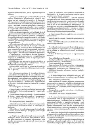 Diário da República, 1.ª série—N.º 173—6 de Setembro de 2010 3941
requeridas para certificação, com os seguintes requisitos
mínimos:
a) Um gestor de formação com habilitação de nível
superior e experiência profissional ou formação ade-
quada, que seja responsável pela política de formação,
pelo planeamento, execução, acompanhamento, controlo e
avaliação do plano de actividades, pela gestão dos recursos
afectos à actividade formativa, pelas relações externas res-
peitantes à mesma, que exerça as funções a tempo completo
ou assegure todo o período de funcionamento da entidade,
ao abrigo de vínculo contratual;
b) Um coordenador pedagógico com habilitação de nível
superior e experiência profissional ou formação adequada,
que assegure o apoio à gestão da formação, o acompanha-
mento pedagógico de acções de formação, a articulação
com formadores e outros agentes envolvidos no processo
formativo, que preste regularmente funções ao abrigo de
vínculo contratual;
c) Formadores com formação científica ou técnica e pe-
dagógica adequadas para cada área de educação e formação
para a qual solicite certificação. Pelo menos metade das
horas anuais de formação deve ser assegurada por forma-
dores com experiência profissional mínima de três anos
adequada para a área em que a formação se desenvolve;
d) Outros agentes envolvidos no processo formativo,
nomeadamente tutores e mediadores, com qualificações
adequadas às modalidades, formas de organização e des-
tinatários da formação;
e) Colaborador que assegure o atendimento diário, a
tempo completo, em qualquer estabelecimento em que
ocorra contacto directo com o público;
f) Colaborador qualificado ou recurso a prestação de
serviço para assegurar a contabilidade organizada segundo
o POC aplicável.
Para a forma de organização de formação a distância,
a entidade deverá ainda dispor de um colaborador com
formação ou experiência profissional mínima de um ano,
designadamente em organização ou gestão de um dispo-
sitivo de formação a distância, estratégias pedagógicas e
programas de formação a distância e sua implementação
ou métodos e técnicas de tutoria em contexto de formação
a distância.
No caso do gestor de formação:
a) Considera-se experiência profissional adequada três
anos de funções técnicas na área da gestão e organização
da formação;
b) Considera-se formação adequada a formação na área
da gestão e organização da formação e, eventualmente,
na área pedagógica, com duração mínima de 150 horas.
No caso do coordenador pedagógico:
a) Considera-se experiência profissional adequada três
anos de funções no desenvolvimento de actividades pe-
dagógicas;
b) Considera-se formação adequada a profissionalização
no ensino ou outra formação pedagógica com duração
mínima de 150 horas.
As funções de gestão de formação e de coordenação
pedagógica podem ser exercidas em acumulação, desde
que sejam respeitados os requisitos previstos para cada
uma das funções e que não seja afectado o exercício das
funções previstas.
Fontes de verificação: curriculum vitae; certificado de
habilitações e de formação profissional; contrato escrito
constitutivo do vínculo contratual.
2 — Espaços e equipamentos. — Aentidade deve asse-
gurar a existência de instalações específicas, coincidentes
ou não com a sua sede social, e equipamentos adequados
às intervenções a desenvolver, de acordo com a especifici-
dade da área de educação e formação. As instalações e os
equipamentos podem ser propriedade da entidade, locados
ou cedidos, ou ainda pertencentes a empresa ou outra or-
ganização a que a entidade preste serviços de formação, e
devem ter os seguintes requisitos mínimos:
a) Espaços de atendimento ao público com as seguintes
características:
Identificação da entidade e horário de atendimento vi-
síveis do exterior;
Área e mobiliário adequados ao atendimento com co-
modidade e privacidade.
Aentidade formadora cuja actividade se dirija apenas a
outras empresas ou organizações deve assegurar a existên-
cia de um local de atendimento de clientes, devidamente
identificado.
b) Salas de formação teórica com as seguintes carac-
terísticas:
Área útil de 2 m2
por formando;
Condições ambientais adequadas (luminosidade, tem-
peratura, ventilação e insonorização);
Condições de higiene e segurança;
Salas equipadas de forma a permitir o uso de equipa-
mentos de apoio, tais como: vídeo projector, computador,
retroprojector, quadro, televisão, câmara de vídeo;
Mobiliário adequado, suficiente e em boas condições
de conservação.
c) Às salas de formação em informática aplica-se o pre-
visto no ponto anterior com as seguintes especificidades:
Área útil de 3 m2
por formando;
Salas equipadas de forma a permitir o uso de equipa-
mentos de apoio tais como: painel de projecção, compu-
tadores (um computador por cada dois formandos e um
computador para o formador), monitores policromáticos,
impressoras;
Computadores equipados com software específico para
as áreas a desenvolver;
Ligações em rede local e acesso à Internet.
d) Os espaços e equipamentos para a componente prática
devem ter em conta os requisitos previstos na legislação
específica existente. Em casos de especial relevância e na
ausência de legislação, os requisitos dos espaços e equi-
pamentos podem ser determinados pela entidade certifi-
cadora, nomeadamente, com base nas melhores práticas
observadas tendo em conta os resultados da formação,
ouvido o correspondente conselho sectorial para a qua-
lificação.
e) Instalações sanitárias com compartimentos propor-
cionais ao número de formandos e diferenciados por sexo,
localizadas de modo a não perturbarem o funcionamento
dos espaços de formação.
Os acessos aos edifícios, os espaços de atendimento do
público, as salas de formação teórica ou de formação em
informática, os espaços para a componente prática e as ins-
 