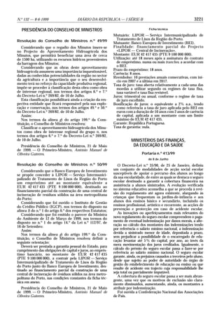 3221N.o
132 — 8-6-1999 DIÁRIO DA REPÚBLICA — I SÉRIE-B
PRESIDÊNCIA DO CONSELHO DE MINISTROS
Resolução do Conselho de Ministros n.o
49/99
Considerando que o regadio dos Minutos insere-se
no Projecto do Aproveitamento Hidroagrícola dos
Minutos, que permitirá beneficiar uma área de cerca
de 1500 ha, utilizando os recursos hídricos provenientes
da barragem dos Minutos;
Considerando que as obras deste aproveitamento
hidroagrícola assumem uma importância inquestionável,
dadas as conhecidas potencialidades da região no sector
da agricultura e a importância que o seu desenvolvi-
mento terá no reforço da capacidade produtiva regional,
impõe-se proceder à classificação desta obra como obra
de interesse regional, nos termos dos artigos 6.o
e 7.o
do Decreto-Lei n.o
269/82, de 10 de Julho.
Esta classificação possibilitará ainda a criação da res-
pectiva entidade que ficará responsável pela sua explo-
ração e conservação, nos termos dos artigos 49.o
e 50.o
do Decreto-Lei n.o
269/82, de 10 de Julho.
Assim:
Nos termos da alínea g) do artigo 199.o
da Cons-
tituição, o Conselho de Ministros resolveu:
Classificar o aproveitamento hidroagrícola dos Minu-
tos como obra de interesse regional do grupo II, nos
termos dos artigos 6.o
e 7.o
do Decreto-Lei n.o
269/82,
de 10 de Julho.
Presidência do Conselho de Ministros, 21 de Maio
de 1999. — O Primeiro-Ministro, António Manuel de
Oliveira Guterres.
Resolução do Conselho de Ministros n.o
50/99
Considerando que o Banco Europeu de Investimento
se propõe conceder à LIPOR — Serviço Intermunici-
palizado de Tratamento de Lixos da Região do Porto
um empréstimo até ao montante equivalente a
EUR 42 417 435 (PTE 9 100 000 000), destinado ao
financiamento parcial da construção de uma central de
incineração de resíduos sólidos na área metropolitana
do Porto;
Considerando que foi ouvido o Instituto de Gestão
do Crédito Público (IGCP), nos termos do disposto na
alínea l) do n.o
1 do artigo 6.o
dos respectivos Estatutos;
Considerando que foi emitido o parecer da Ministra
do Ambiente de 12 de Março de 1999, nos termos do
disposto no n.o
1 do artigo 14.o
da Lei n.o
112/97, de
16 de Setembro:
Assim:
Nos termos da alínea g) do artigo 199.o
da Cons-
tituição, o Conselho de Ministros resolveu definir a
seguinte orientação:
Deverá ser prestada a garantia pessoal do Estado, para
cumprimento das obrigações de capital e juros, ao emprés-
timo bancário, no montante de EUR 42 417 435
(PTE 9 100 000 000), a contrair pela LIPOR — Serviço
Intermunicipalizado de Tratamento de Lixos da Região
do Porto junto do Banco Europeu de Investimento, des-
tinado ao financiamento parcial da construção de uma
central de incineração de resíduos sólidos na área metro-
politana do Porto, nas condições constantes da ficha téc-
nica em anexo.
Presidência do Conselho de Ministros, 21 de Maio
de 1999. — O Primeiro-Ministro, António Manuel de
Oliveira Guterres.
Ficha técnica
Mutuário: LIPOR — Serviço Intermunicipalizado de
Tratamento de Lixos da Região do Porto.
Mutuante: Banco Europeu de Investimento (BEI).
Finalidade: financiamento parcial do Projecto
«LIPOR — Central de Incineração».
Montante: EUR 42 417 435 (PTE 9 100 000 000).
Utilização: até 18 meses após a assinatura do contrato
de empréstimo, numa ou mais tranches, a acordar com
o BEI.
Prazo do empréstimo: 18 anos.
Carência: 8 anos.
Reembolso: 10 prestações anuais consecutivas, com iní-
cio em 2007 e a última em 2017.
Taxa de juro: taxa aberta relativamente a cada uma das
moedas a utilizar segundo os regimes de taxa fixa,
taxa variável e taxa fixa revisível.
Juros: trimestral ou anual, conforme o regime de taxa
de juro escolhido.
Bonificação de juros: o equivalente a 2% a.a., tendo
como referência a taxa de juro aplicada pelo BEI em
euros com a duração de 10 anos com 2 anos de carência
de capital, aplicada a um montante com um limite
máximo de EUR 42 417 435.
Garante: República Portuguesa.
Taxa de garantia: nula.
MINISTÉRIOS DAS FINANÇAS,
DA EDUCAÇÃO E DA SAÚDE
Portaria n.o
413/99
de 8 de Junho
O Decreto-Lei n.o
35/90, de 25 de Janeiro, definiu
um conjunto de modalidades de acção social escolar
susceptíveis de apoiar o percurso dos alunos ao longo
da sua escolaridade, de entre as quais se destaca o seguro
escolar destinado a garantir a cobertura financeira na
assistência a alunos sinistrados. A evolução verificada
no sistema educativo aconselha a que se proceda à revi-
são do regulamento até agora existente, alargando às
crianças que frequentam os jardins-de-infância e aos
alunos dos ensinos básico e secundário, incluindo os
ensinos profissional, artístico e recorrente, as acções de
prevenção e protecção em caso de acidente escolar.
As inovações ou aperfeiçoamentos mais relevantes do
novo regulamento do seguro escolar compreendem o paga-
mento de eventual indemnização por danos morais, a alte-
ração no cálculo dos montantes das indemnizações tendo
por referência o salário mínimo nacional, a indemnização
devida a sinistrado menor de idade, depositada a prazo,
sem prejudicar a possibilidade de o encarregado de edu-
cação levantar até 5% do capital, por ano, ao invés da
mera movimentação dos juros creditados. Igualmente, o
cálculo do prémio do seguro escolar passa a fazer-se por
referência ao salário mínimo nacional. O seguro escolar
garante, ainda, os prejuízos causados a terceiros pelo aluno,
desde que sujeito ao poder de autoridade do órgão de
gestão do estabelecimento de educação ou ensino ou que
resulte de acidente em trajecto cuja responsabilidade lhe
seja total ou parcialmente imputável.
A cobertura do seguro escolar passa a ser mais abran-
gente, uma vez que os motivos de exclusão são clara-
mente diminuídos, aumentando, ainda, os montantes a
atribuir por indemnização.
Foi ouvida a Confederação Nacional das Associações
de Pais.
 