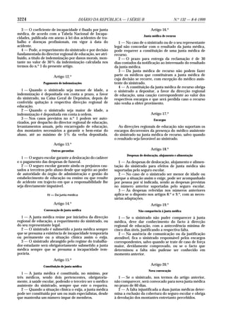 3224 DIÁRIO DA REPÚBLICA — I SÉRIE-B N.o
132 — 8-6-1999
3 — O coeficiente de incapacidade é fixado por junta
médica, de acordo com a Tabela Nacional de Incapa-
cidades, publicada em anexo à lei dos acidentes de tra-
balho e doenças profissionais, em vigor à data do
acidente.
4 — Pode, a requerimento do sinistrado e por decisão
fundamentada do director regional de educação, ser atri-
buído, a título de indemnização por danos morais, mon-
tante no valor de 30% da indemnização calculada nos
termos do n.o
1 do presente artigo.
Artigo 12.o
Pagamento de indemnizações
1 — Quando o sinistrado seja menor de idade, a
indemnização é depositada em conta a prazo, a favor
do sinistrado, na Caixa Geral de Depósitos, depois de
conferida quitação à respectiva direcção regional de
educação.
2 — Quando o sinistrado seja maior de idade, a
indemnização é depositada em conta à ordem.
3 — Nos casos previstos no n.o
1 podem ser auto-
rizados, por despacho do director regional de educação,
levantamentos anuais, pelo encarregado de educação,
dos montantes necessários a garantir o bem-estar do
aluno, até ao máximo de 5% da verba depositada.
Artigo 13.o
Outras garantias
1 — O seguro escolar garante a deslocação do cadáver
e o pagamento das despesas de funeral.
2 — O seguro escolar garante ainda os prejuízos cau-
sados a terceiros pelo aluno desde que sujeito ao poder
de autoridade do órgão de administração e gestão do
estabelecimento de educação ou ensino ou que resulte
de acidente em trajecto em que a responsabilidade lhe
seja directamente imputável.
IV — Da junta médica
Artigo 14.o
Convocação de junta médica
1 — A junta médica reúne por iniciativa da direcção
regional de educação, a requerimento do sinistrado, ou
do seu representante legal.
2 — O sinistrado é submetido a junta médica sempre
que se presuma a existência de incapacidade temporária
ou permanente ou a situação clínica assim o exija.
3 — O sinistrado abrangido pelo regime do trabalha-
dor-estudante será obrigatoriamente submetido a junta
médica sempre que se presuma a incapacidade tem-
porária.
Artigo 15.o
Constituição de junta médica
1 — A junta médica é constituída, no mínimo, por
três médicos, sendo dois pertencentes, obrigatoria-
mente, à saúde escolar, podendo o terceiro ser o médico
assistente do sinistrado, sempre que este o requeira.
2 — Quando a situação clínica o exija, a junta médica
pode ser constituída por um ou mais especialistas, desde
que mantenha um número ímpar de membros.
Artigo 16.o
Junta médica de recurso
1 — No caso de o sinistrado ou de o seu representante
legal não concordar com o resultado da junta médica,
pode requerer a constituição de uma junta médica de
recurso.
2 — O prazo para entrega da reclamação é de 30
dias contados da notificação ao interessado do resultado
da junta médica.
3 — Da junta médica de recurso não podem fazer
parte os médicos que constituíram a junta médica de
cuja decisão se recorre, com excepção do médico assis-
tente do sinistrado.
4 — A constituição da junta médica de recurso obriga
o sinistrado a depositar, a favor da direcção regional
de educação, uma caução correspondente ao valor dos
respectivos encargos e que será perdida caso o recurso
não venha a obter provimento.
Artigo 17.o
Encargos
As direcções regionais de educação não suportam os
encargos decorrentes da presença do médico assistente
do sinistrado na junta médica de recurso, salvo quando
o resultado seja favorável ao sinistrado.
Artigo 18.o
Despesas de deslocação, alojamento e alimentação
1 — As despesas de deslocação, alojamento e alimen-
tação do sinistrado para efeitos de junta médica são
suportadas pelo seguro escolar.
2 — No caso de o sinistrado ser menor de idade ou
porque a situação assim o exige, pode ser acompanhado
por pessoa por si indicada, sendo as despesas previstas
no número anterior suportadas pelo seguro escolar.
3 — Às despesas referidas nos números anteriores
aplica-se o disposto nos artigos 8.o
e 9.o
, com as neces-
sárias adaptações.
Artigo 19.o
Não comparência à junta médica
1 — Se o sinistrado não puder comparecer à junta
médica, deve dar conhecimento do facto à direcção
regional de educação, com a antecedência mínima de
cinco dias úteis, justificando a respectiva falta.
2 — Na ausência de comunicação ou da justificação
atendível, fica o sinistrado responsável pelos encargos
correspondentes, salvo quando se trate de caso de força
maior, devidamente comprovado, ou se o facto que
determinou a falta não pudesse ser conhecido em
momento anterior.
Artigo 20.o
Nova convocação
1 — Se o sinistrado, nos termos do artigo anterior,
não comparecer, será convocado para nova junta médica
no prazo de 60 dias.
2 — A falta injustificada a duas juntas médicas deter-
mina a exclusão da cobertura do seguro escolar e obriga
à devolução dos montantes entretanto percebidos.
 