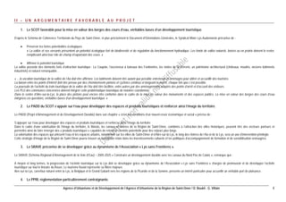Agence d’Urbanisme et de Développement de l’Agence d’Urbanisme de la Région de Saint-Omer / D. Boukli - G. Villain 4 
II – UN ARGUMENTAIRE FAVORABLE AU PROJET 
1. Le SCOT favorable pour la mise en valeur des berges des cours d’eau, véritables bases d’un développement touristique. 
D’après le Schéma de Cohérence Territoriale du Pays de Saint-Omer, et plus précisément le Document d’Orientations Générales, le Syndicat Mixte Lys-Audomarois préconise de : 
• Préserver les fortes potentialités écologiques 
« La vallée et ses versants présentent un potentiel écologique fort de biodiversité et de régulation du fonctionnement hydraulique. Les fonds de vallée naturels, boisés ou en prairie doivent le rester, remplissant ainsi leur rôle de champ d’expansion des crues. » 
• Affirmer le potentiel touristique 
La vallée possède des éléments forts d’attraction touristique : La Coupole, l’ascenseur à bateaux des Fontinettes, les visites de la Verrerie, un patrimoine architectural (châteaux, moulins, anciens bâtiments industriels) et naturel remarquable… 
« …la vocation touristique de la vallée de l’Aa doit être affirmée. Les bâtiments doivent être autant que possible entretenus et aménagés pour attirer et accueillir des touristes. 
La liaison entre les points d’intérêt doit être prévue par des cheminements piétons et cyclistes continus et longeant la rivière, chaque fois que c’est possible. 
La poursuite de l’activité du train touristique de la vallée de l’Aa doit être facilitée, entre autres par des aménagements adaptés des points d’arrêt et d’accueil des visiteurs. 
Les PLU des communes concernées doivent intégrer cette problématique touristique de manière coordonnée. 
Dans le centre d’Aire-sur-la-Lys, la place des piétons peut encore être confortée dans le cadre de la mise en valeur des monuments et des espaces publics. La mise en valeur des berges des cours d’eau intégrera ces questions, véritables bases d’un développement touristique. » 
2. Le PADD du SCOT s’appuie sur l’eau pour développer des espaces et produits touristiques et renforcer ainsi l’image du territoire. 
Le PADD (Projet d’Aménagement et de Développement Durable) dans son chapitre « créer les conditions d’un nouvel essor économique et social » précise de : 
S’appuyer sur l’eau pour développer des espaces et produits touristiques et renforcer ainsi l’image du territoire 
Dans le cadre d’une valorisation de l’image du territoire, le Marais, les canaux et rivières de la Région de Saint-Omer, combinés à l’attraction des villes historiques, peuvent être des vecteurs porteurs et permettre ainsi de faire émerger des « produits touristiques » capables de retenir la clientèle potentielle pour des séjours plus longs. 
La valorisation des espaces qui unissent l’eau et les espaces urbains, notamment sur les villes de Saint-Omer et d’Aire-sur-la-Lys, le long des rivières de l’Aa et de la Lys, sera un axe d’intervention privilégié. 
Cette stratégie d’image de la Région de Saint-Omer pourra trouver un formidable relais dans les investissements culturels et les politiques d’accompagnement de formation et de sensibilisation envisagées. 
3. Le SRAVE préconise de se développer grâce au dynamisme de l’Association « Lys sans Frontières ». 
Le SRAVE (Schéma Régional d’Aménagement de la Voie d’Eau) – 2005-2025 « Construire un développement durable avec les canaux du Nord-Pas de Calais », remarque que : 
A moyen et long termes, la progression de l’activité touristique sur la Lys doit se développer grâce au dynamisme de l’Association « Lys sans Frontières » chargée de promouvoir et de développer l’activité touristique sur tout le linéaire du fleuve. Le tourisme fluvial représente sa filière majeure. 
Aire-sur-la-Lys, carrefour naturel entre la Lys, la Belgique et le Grand Gabarit vers les régions de la Picardie et de la Somme, présente un intérêt particulier pour accueillir un véritable port de plaisance. 
4. Le PPRI, réglementation particulièrement contraignante. 
 
