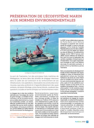 PortEcho | N°51 29
ÉCONOMIE
Le dragage vise à créer des conditions
optimales pour l’accostage des navires
de grand tonnage. La turbidité de l'eau,
indicateur clé de la qualité marine,
est surveillée attentivement au moyen
d'un turbidimètre portable. Les relevés,
effectués quotidiennement sur des sites
sensibles tels que les récifs coralliens
et les plages, sont jusqu’ici conformes
aux normes établies par l’Office National
de l’Environnement de Madagascar.
« Actuellement, le dragage n'a généré
qu'un impact limité sur la turbidité
de l'eau » rassure Mihajarimanitra
Randrianandraina, superviseur
environnemental auprès de Penta-
Daiho Joint-Venture. Il explique que
pour minimiser cet effet, un rideau de
turbidité (voir PortEcho N°47) entoure la
zone d'abaissement du godet. De plus,
les opérateurs sont formés à rincer les
godetsdanslerideauavantdedécharger
dans les barges. Des experts nationaux
et internationaux en biodiversité marine
supervisent bimensuellement l'état
des récifs coralliens et de l'écosystème
marin. Tout symptôme de stress observé
entraîne une révision des méthodes de
dragagevoirel’arrêttemporairedutravail.
Le port de Toamasina, l'un des principaux hubs maritimes de
Madagascar, se lance dans des activités de dragage intensives
dans le cadre de son extension et du renforcement de ses
infrastructures. Ces opérations, nécessaires à la construction d'un
nouveau quai plus profond et à l'approfondissement des quais
existants, du bassin d’évitage, et du chenal d’accès, soulèvent des
questions cruciales en terme d'impact sur l'environnement marin.
PRÉSERVATION DE L'ÉCOSYSTÈME MARIN
AUX NORMES ENVIRONNEMENTALES
La drague sur barge NO.35 KAIHO GO
La SPAT, et ses collaborateurs japonais
de Penta Daiho Joint-Venture
s'engagent à respecter des normes
strictes de turbidité. Le seuil ne doit pas
dépasser 2 NTU (Unité de Turbidité
Néphélométrique)pourlessitescoralliens
et 15 NTU pour les plages par rapport
aux sites de référence. Les sédiments de
dragage, environ 1000 m³ par jour, sont
utilisés comme matériaux de remblai du
futur quai C4 et pour la restauration des
carrières exploitées d’Antsarimasina et
d’Analamalotra. Ceux jugés inappropriés
sont immergés en mer à une distance
sécurisée du périmètre portuaire, à
environ 20 km au Nord-Est du port de
Toamasina.
Dansuneperspectivededéveloppement
durable,lesblocsd'absorptiondesvagues
installés au niveau du brise-lames sont
spécialement conçus pour favoriser
l'adhérence des larves de corail, limitant
ainsi la mortalité de la faune marine.
Un suivi environnemental rigoureux est
prévu après la fin des opérations pour
évaluer l'impact à long terme sur la
turbidité et l'écosystème marin. «Aucune
préoccupation n'a été soulevée jusqu'à
présent par les communautés locales
ou les groupes écologistes » conclut le
superviseur environnemental.
Le port de Toamasina s’assure à mener
ses opérations de dragage de manière
responsable, en préservant l'écosystème
marin et en respectant les normes
environnementales. La combinaison de
mesures préventives, de collaboration
avec des experts, et d'une vision
à long terme contribue à faire du
projet un modèle d'équilibre entre
développement économique et
préservation de l'environnement.
Noeline Raharinantenaina
ENVIRONNEMENT
 