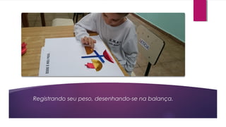 Registrando seu peso, desenhando-se na balança.
 