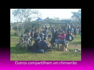 Outros compartilham um chimarrão
 