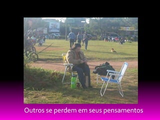 Outros se perdem em seus pensamentos
 