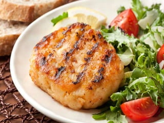 3. READY TO ARRANGE
When plating up, don’t
leave too much space
between items, but
don’t over crowd, don’t
leave everything
huddled in the center;
don’t go over the rim
either.
 