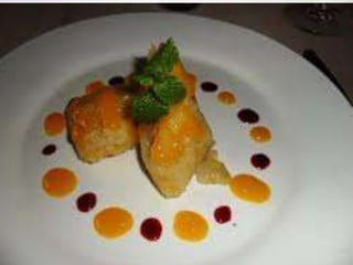 4. FOCUS
 Select the point of focus. It doesn’t have to be in the center of the
plate.
5. FLOW
How should the eye travel? Think about scanning a beautiful
sunset. That’s how customers should look at a plate.
 