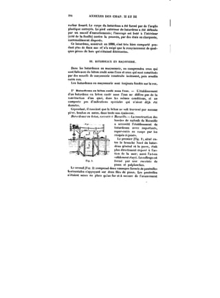 Mt ANNEXES DES CHAP. II ET III 
rocher fissuré. Le corps du batardeau a été formé par de l'argile 
plastique corroyée. Le pied extérieur du batardeau a été défendu 
par un massif d'enrochements; t'ouvrage est buté à l'intérieur 
(côté de la fouille) contre la poussée, par des étais en charpente, 
conYenabientcnt disposer. 
Ce batardeau, eonstruit en 1889, s'est très bien comporté pen-dant 
ptus de deux ans et' n'a exigé que le remntacement de quel-ques 
pièces de bois qui s'étaient détériorées. 
tiï. BATARDEAUX EX MA~OXXEtUE. 
Dans les batardeaux en maçonnerie, on comprendra ceux qui 
sont faitsavec du béton coulé sous l'eau et ceux qui sont constituéi 
par des massifs de maçonnerie construits isolément, puis soudés 
entre eux. 
Les hatardeaux en maçonnerie sont toujours fondés sur le roc. 
1~ BataFdfnux en bct<m pnuté nous tcau. L établissement 
d'un batardeau en béton co'))é sous !'cau ne diffère pas de la 
coni-truetion d'un quai, dans les mêmes conditions, et ne 
comporte pas d'indications spéciates qui n'aient déjà été 
données. 
Cependant, il convient que le béton ne soit traversé par aucune 
pi' ce. bouton ou autre, dans toute son épaisi-eur. 
~ftf'o'~faM.t'M ~'<M!. Mt'cf~t' M ~/<t)-.M<7/c.– La construction des 
bassins de radoub de Marscitte 
a nécessité l'établissement de 
t'!ttardeaux a'"=e/. importante, 
)cpr<'sc))tcs en coupe par les 
croquis ci-joints. 
Le premier (t'"i~. i), situe en-tre 
)tt branche Xott) du batar-deau 
général et (a passe, était. 
lilus directement exposé a ) l'ac-tion 
de la mer; aussi !'a-t-on 
solidement étayé. Le coffrage est 
formé par une enceinte de 
pieux et palplanches,. 
Le second (Fi~. 2) comprend deux vannages formés de poutrettes 
horizontales s'appuyant sur deux files de pieux. Les poutrelles 
n'étaient mises 0) place qu'au fur et A mesure de l'avancement 
 