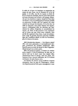 g 4. PRATIQUE DES CHASSES 4S9 
le sable de la barre de Boulogne en suspension au. 
moyen de jets d'eau, vers le moment de la fin du 
jusant. A cet effet, une file de tuyaux en fonte de 
0"i5 environ de diamètre, dont la paroi était percée 
de trous, fut posée sur la barre; une pompe, action-née 
par une machine à vapeur, lançait de l'eau dans 
ces tuyaux: l'eau, en s'échappant par lestrous,mettait 
en suspension le sable, que l'on espérait voir ainsi 
cntra!né au loin par les courants; il n'en fut rien. Le 
sable se déposait à une petite distance des tuyaux; 
ceux-ci s'enfonçaient dans les alluvions qui bou-chaient 
les orifices d'injection et encombraient les 
tuyaux, etc. Bref, on dut renoncer à une expérience 
qui ne laissa pas que d'être assez coûteuse, bien 
qu'elle fùt organisée à faux frais, et qui eut certaine-ment 
exigé de grandes dépenses pour être installée 
dans des conditions offrant, au dire de l'inventeur, 
plus de chances de succès. 
307. Réauttat des ehasses. Les chasses, quand 
elles sont assez puissantes et convenablement diri-gées, 
produisent des résultats satisfaisants. Elles 
fixent la passe au droit du chenal et elles l'approfon-dissent 
jusqu'à un certain point. 
Elles ont permis de gagner, a l'entrée de certains 
ports, jusqu'à l'50 de profondeur de plus que ce 
qu'on avait sur la barre avant leur emploi. Elles 
entretiennent dans le chenal, entre les jetées, des 
hauteurs d'eau, souvent suffisantes, de 2 à 3 mètres 
au-dessous des plus basses mers. 
Les bassins de retenue seront d'ailleurs toujours 
nécessaires dans les pays de Wateringucs, comme 
nos départements du Kord, pour emmagasiner à mer 
 