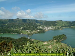 Pelo istmo que separa as lágrimas apaixonadas, passa uma ponte. Ao fundo, o vilarejo de Sete Cidades. 