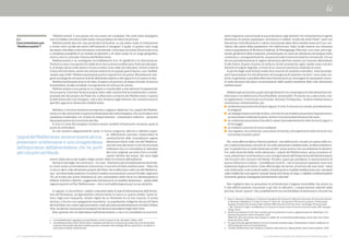 16 - Il valore della Mediterraneità 2. Le dimensioni rilevanti che definiscono la Mediterraneità - 17
“Mediterraneità” è una parola che non esiste nei vocabolari. Ma come molti neologismi
non vi è dubbio che esista nella realtà, nel quotidiano di milioni di persone.
Mediterraneità descrive una particolare attitudine, un peculiare modo di interpretare
e vivere l’atto sociale più antico dell’umanità: il mangiare. Il quale, in questo caso, lungi
da essere riducibile a mero fenomeno nutrizionale, costituisce la sintesi (forse la più ricca
e complessa possibile) di un insieme di elementi e di valori propri di un luogo geografico,
storico, etico e culturale: il bacino del Mediterraneo.
Mediterraneità è un neologismo incredibilmente ricco di significati e di sfaccettature.
Parla di un mare, ma soprattutto delle terre che su di esso si affacciano. Parla di molti popo-
li, al tempo stesso molto diversi fra loro e molto vicini nelle loro abitudini, nel loro modo di
vivere. Perché esiste, anche nel comune sentire di chi popola questo bacino, una “mediter-
ranean way of life”. Mediterraneità parla anche e soprattutto di questo, filtrandone le cate-
gorie sociologiche attraverso la lente dell’alimentazione e del rapporto fra l’uomo e il cibo.
Mediterraneità parla di luci e di colori, di sapori e di profumi, di tempi e di modi, di storia e
di quotidiano, di idee e di ideali, ma soprattutto di cultura e di culture.
Mediterraneità è una parola la cui origine è riconducibile a due elementi fondamentali.
Da una parte, il termine fonda le proprie radici nelle caratteristiche (tradizionali e contem-
poranee) del cibo proprio dei Paesi che si affacciano sul bacino del Mediterraneo: è questa
la definizione del cosa mangiare, vale a dire l’insieme degli alimenti che caratterizzano lo
specifico approccio alimentare mediterraneo.
Dall’altra, il termine sintetizza ed esprime il rapporto dialettico fra i popoli del Mediter-
raneo e il cibo consumato: è questa la dimensione del come mangiare, che racchiude in sé il
complesso di abitudini, riti, schemi di comportamento – individuali e collettivi – associato
alla preparazione ed al consumo del cibo.
Il cosa e il come del mangiare risultano essere variabili intimamente connesse, quasi al
punto di confondersi.
Se non teniamo adeguatamente conto, in forma congiunta, dell’uno e dell’altro aspet-
to, difficilmente potremo comprendere le
caratteristiche dello straordinario regime
alimentare fiorito sulle rive del Mediterra-
neo nel corso dei secoli, frutto di una storia
millenaria che si è consolidata in abitudini
del tutto originali, secondo ritmi e stratifi-
cazioni dettate dal tempo, dal corso degli
eventi, dalla natura dei luoghi e degli uomini, dalle circostanze dell’ambiente.
Partiamo dal cosa, che costituisce – tra i due - l’elemento più immediatamente decifrabi-
le. Com’è ormai universalmente riconosciuto, il concetto di dieta mediterranea – l’idea che
vi sia un tipico stile alimentare proprio dei Paesi che si affacciano sulle rive del Mediterra-
neo - proviene dalla medicina. Fu infatti il medico nutrizionista Lorenzo Piroddi, negli anni
’30, ad intuire per primo l’esistenza di una connessione molto forte tra alimentazione e
diabete, bulimia e obesità1
, suggerendo l’esistenza di un modello alimentare – quello delle
regioni esposte sul Mar Mediterraneo – che si contraddistingueva per la sua salubrità.
In seguito, fu Ancel Keys2
, medico-scienziato della Scuola di Alimentazione dell’Univer-
sità del Minnesota, ad approfondire ulteriormente la ricerca in questo ambito. Quest’ul-
timo, negli anni cinquanta, rimase colpito da un fenomeno di cui non riusciva, in prima
battuta, a fornire una spiegazione esauriente. La popolazione indigente dei piccoli Paesi
del Sud Italia, era, contro ogni previsione, molto più sana sia dei benestanti cittadini di New
York, sia dei loro stessi parenti emigrati nei decenni precedenti negli Stati Uniti.
Keys ipotizzò che ciò dipendesse dall’alimentazione, e cercò di convalidare la sua intui-
1	 Cucina Mediterranea. Ingredienti, principi dietetici e ricette al sapore di sole, Mondadori, Milano, 1993
2	 Ancel Benjamin Keys (1904-2004) medico e fisiologo statunitense è conosciuto per essere stato uno dei principali
sostenitori dei benefici della dieta mediterranea per contrastare molte patologie diffuse soprattutto in occidente, in
particolare le malattie cardiovascolari
2.1
Cosa intendiamo per
“Mediterraneità”?
zione originaria concentrando la sua attenzione sugli alimenti che componevano il regime
alimentare di queste popolazioni. Attraverso il celebre “studio dei sette Paesi3
” poté così
dimostrare scientificamente il valore nutrizionale della dieta mediterranea ed il suo con-
tributo alla salute delle popolazioni che l’adottavano. Dallo studio emerse con chiarezza
come la popolazione di Nicotera (Calabria), di Montegiorgio (Marche), così come, più in ge-
nerale, gli abitanti della Campania, presentassero un tasso di colesterolo nel sangue molto
contenuto e, conseguentemente, una percentuale minima di malattie coronariche. Ciò era
dovuto prevalentemente al regime alimentare adottato, basato sul consumo abbondante
di olio d’oliva, di pane, di pasta, di verdura, di erbe aromatiche, aglio, cipolla rossa, e di altri
alimenti di origine vegetale, a fronte di un consumo piuttosto moderato di carne.
A partire dagli studi di Keys molte altre ricerche di carattere scientifico, volte ad analiz-
zare l’associazione tra stili alimentari ed insorgenza di malattie croniche4
, sono state con-
dotte. In generale, è possibile affermare l’esistenza di un convergere di valutazioni concor-
di nella direzione del pieno riconoscimento delle qualità benefiche dello stile alimentare
mediterraneo5
.
Abbiamo già accennato a quali siano gli alimenti che compongono lo stile alimentare me-
diterraneo e ne definiscono l’inconfondibile “personalità”. Proviamo ora a descriverli, mol-
to rapidamente, in forma più strutturata. Secondo Trichopoulou, “la dieta mediterranea si
caratterizza, sinteticamente, per:
n	 un’elevata assunzione di verdura, legumi, frutta, frutta secca e cereali, prevalentemen-
te integrali;
n	 un impiego massiccio di olio di oliva, a fronte di una modesta assunzione di grassi saturi;
un’assunzione moderata di pesce, anche in funzione dalla distanza dal mare;
n	 un contenuta assunzione di prodotti caseari (prevalentemente nella forma di yogurt e
di formaggi);
n	 un modesto consumo di carne e pollame;
n	 una regolare, ma contenuta, assunzione di etanolo, principalmente nella forma di vino
consumato durante i pasti”.
Ma, come afferma Nancy Harmon Jenkins6
, una delle autrici che più si è spesa nello stu-
dio e nella promozione concreta di uno stile alimentare mediterraneo, la dieta mediterra-
nea “è soprattutto un modo di pensare al cibo”, prima ancora che una selezione di alimenti.
Pur nella diversità delle scelte alimentari, i popoli del Mediterraneo, senza eccezione al-
cuna, presentano un’attenzione e una consapevolezza dell’importanza dell’alimentazione
che ha pochi altri riscontri nel Mondo. Peraltro, quasi per paradosso, il riconoscimento di
questa rilevanza si traduce – si direbbe per incanto - non in una preoccupazione, ma in una
esplosione di gioia di vivere. Come afferma Igor de Garine, al termine dei suoi studi, “viene
così confermata, a mio modo di vedere, l’esistenza di un modello mediterraneo che, concepito
nella totalità dei suoi aspetti, esclude l’ansia ed il senso di colpa, e riabilita un’alimentazione
innocente, gioiosa, impregnata di autenticità culturale”.
Non vogliamo dare la sensazione di sottovalutare il legame inscindibile che esiste tra
il cibo effettivamente consumato e gli stili, le abitudini, i comportamenti adottati dalle
persone. Senza “questo” cibo, probabilmente non esisterebbero le dimensioni culturali che
3	 Keys A, Aravanis C, Blackburn, H, Buzina R, Djordjevic BS, Dontas AS, Fidanza F, Karvonen, MJ, Kimura N, Menotti
A, Mohacek I, Nedeljkovic S, Puddu V, Punsar S, Taylor HL, Van Buchem FSP, Seven Countries. A Multivariate
Analysis of Death and Coronary Heart Disease.1980. Harvard University Press, Cambridge, MA and London.
1-381; Toshima H, Koga Y, and Blackburn H. Lessons for Science from the Seven Countries Study. 1995. Springer
Verlag, Tokyo
4	 World Cancer Research Fund. Food, nutrition and the prevention of cancer: a global perspective. Washington, D.C.:
American Institute for Cancer Prevention, 1997
Willett WC. Diet and coronary heart disease. In: Willett WC, ed. Nutritional epidemiology. 2nd ed. New York: Oxford
University Press, 1998
5	 Per ogni eventuale approfondimento sul tema si rimanda al position paper “Alimentazione e Salute” pubblicato nel
2009 dal Barilla Center for Food & Nutrition
6	 The New Mediterranean Diet Cookbook. A Delicious Alternative for Lifelong Health, Nancy Harmon Jenkins, 2000
IpopolidelMediterraneo,senzaeccezionealcuna,
presentano un’attenzione e una consapevolezza
dell’importanza dell’alimentazione che ha pochi
altri riscontri nel Mondo.
 