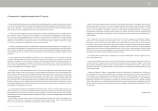 8 - Il valore della Mediterraneità 1. Mediterraneità: una straordinaria ricchezza culturale rilevante nella vita contemporanea - 9
Nel corso dell’evoluzione umana, la commensalità ha sempre giocato un ruolo centrale nella vita socia-
le. In senso letterale, questo termine significa mangiare alla stessa tavola (dal latino medievale commen-
salis, da ‘con- dividere’ + mensa ‘tavola’). In senso più lato trasmette l’idea di condividere abitualmente il
cibo, implicando talvolta la dipendenza di uno o più commensali da un altro.
In tutte le culture, mangiare lo stesso cibo equivale a produrre la medesima carne e il medesimo san-
gue, rendendo in questo modo più stretto il rapporto tra i commensali. Analogamente, in numerose cul-
ture, se non in tutte, i pasti regolano la vita sociale e il comportamento dei singoli tanto a livello simbolico
quanto a livello biologico. Non in tutte le culture ci si raccoglie attorno a una mensa per mangiare, niente
affatto, ma in molte di esse si mangia formando un cerchio attorno al cibo e tutte le culture hanno regole
e usanze che governano la distribuzione e la condivisione del cibo.
La caccia si è evoluta attraverso la cooperazione, soprattutto quando si è trattato di uccidere o cattu-
rare animali di grossa taglia. La cooperazione, a sua volta, implica una retribuzione e una ridistribuzio-
ne: i cacciatori-raccoglitori ridistribuivano le risorse procacciate dall’ambiente naturale, in particolare le
proteine animali, oltre la cerchia ristretta dei cacciatori e dei loro familiari, sulla base di regole sovente
complesse.
Con la conquista e il controllo del fuoco, il focolare e i cibi cucinati divennero il centro della vita sociale.
La religione dettava legge sui sacrifici e le offerte e impartiva i propri dettami su cosa le diverse persone
dovessero mangiare e da cosa dovessero astenersi. Con l’emergere dell’agricoltura, l’organizzazione so-
ciale divenne più complessa. Si svilupparono istituzioni come la chiesa, il clero, l’esercito. La società si di-
vise in caste e classi. Il cibo assunse un ruolo ancora più centrale, in quanto allo stesso tempo distingueva
e univa le singole persone in famiglie e gruppi.
Nell’antica Grecia, e successivamente a Roma, vi era un particolare tipo di pasto sul quale era imper-
niato l’ordine sociale: il banchetto sacrificale. La carne degli animali domestici non veniva consumata in
contesti che non fossero un sacrificio religioso. L’animale veniva sgozzato da un sacerdote-macellaio (ma-
geiros) e la carne era poi spartita e consumata durante un banchetto. Solo i cittadini a pieno titolo della
Città (Polis) prendevano parte al festino. Gli storici della storia antica greco-romana ci hanno svelato che
gran parte del nostro vocabolario politico deriva da quello dei pasti sacrificali nella sua versione romana.
Il termine “partecipare”, per esempio, deriva dal latino pars capere, che letteralmente significa ricevere la
propria parte di un pasto sacrificale, prendere parte, e dunque essere parte, avere il proprio posto in seno
a un gruppo, un’istituzione o un evento.
La commensalità non è pertanto specificamente mediterranea. Tuttavia, in alcune delle culture che si
sono sviluppate attorno al bacino del Mediterraneo ha acquisito un grado di istituzionalizzazione e signi-
ficato politico che ha contribuito a ulteriori e cruciali sviluppi. Gli storici ci hanno mostrato che, sulla scia
del banchetto sacrificale, i pranzi pubblici divennero in effetti un fattore essenziale nello sviluppo della
democrazia ateniese.
Nelle religioni monoteiste affermatesi nel mondo mediterraneo, il pasto formale e le sue regole hanno
acquisito un alto grado di ritualizzazione e significato simbolico (per esempio, il pranzo del sabato degli
ebrei e la commemorazione dell’Ultima Cena fatta dai cristiani nell’Eucaristia).
Recenti ricerche comparative hanno mostrato che all’interno del mondo occidentale si osservano dif-
ferenze sorprendenti tra Paesi con livelli di sviluppo relativamente simili per quanto riguarda i modelli
riferiti all’atto del mangiare e il rapporto con il cibo in generale. Per esempio, negli Stati Uniti, e in certa
misura in Gran Bretagna, il mangiare è divenuto un atto sempre più individualizzato e medicalizzato.
È considerato una forma di consumo privato. In Italia o in Francia, per contro, l’atto del mangiare ruota
maggiormente attorno agli orari dei pasti e alla commensalità, con una dimensione essenzialmente so-
ciale (pubblica).
Fino a tempi molto recenti, la nutrizione medica non ha tenuto in adeguata considerazione la dimen-
sione sociale e culturale del cibo e del mangiare. Gran parte degli sforzi per migliorare l’alimentazione
della gente si basava sulla presunzione implicita che le informazioni riguardanti le sostanze nutritive,
le calorie e l’esercizio fisico trasmesse a ogni singolo individuo sarebbero state in grado di ottimizzarne
il comportamento. Pensare al cibo e al mangiare in termini di sostanze nutritive e di scelta personale
responsabile non pare essere sufficientemente di aiuto. D’altro canto, si può osservare che alcune delle
nazioni che mostrano uno stretto legame con la commensalità in genere sembrano avere un’alimentazio-
ne migliore in termini di obesità e problemi di salute correlati.
La commensalità dovrebbe essere considerata un concetto fondamentale e divenire oggetto di ricer-
che in campo alimentare.
Le culture del Mediterraneo che dal punto di vista dell’alimentazione mangiano meglio sono quelle che
sembrano prestare più attenzione ai cibi che non alle sostanze nutritive; alla loro origine, non solo alla
composizione; alla qualità totale, non solo al valore nutritivo e alla salute; alle occasioni sociali, non solo
alla gestione del corpo, alla responsabilità e alla scelta personali; all’importanza sacrale del cibo, non solo
ai suoi aspetti banali.
Viceversa, l’obesità, il diabete e le patologie correlate si manifestano in prevalenza non nelle aree in
cui, sia a livello di cultura che di società, il cibo e il mangiare sono considerati occasioni sociali importanti
e di cui godere su base quotidiana, ma piuttosto in quelle in cui il cibo è pervasivo, poco costoso ma an-
che di scarsa qualità, sempre pronto per un consumo continuo, quasi indifferente, in cui è mercificato,
banalizzato, svuotato del suo significato, spogliato, per così dire, della sua sacralità. Il grande sociologo
tedesco Max Weber ha scritto del “disincanto” (Entzauberung) del mondo associato all’avvento della mo-
dernità: dove il cibo è divenuto disincantato, dovremmo rivolgerci alla Mediterraneità affinché ci aiuti a
re-incantarlo.
Claude Fischler
Commensalità e Mediterraneità nel XXI secolo
 