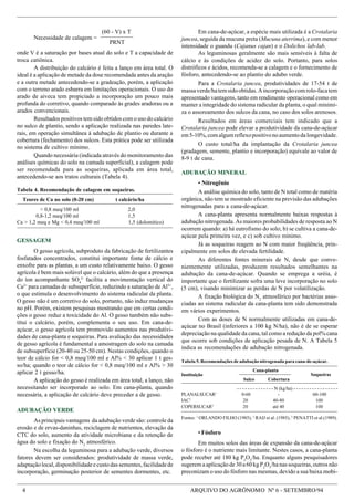 4 ARQUIVO DO AGRÔNOMO Nº 6 - SETEMBRO/94
(60 - V) x T
PRNT
onde V é a saturação por bases atual do solo e T a capacidade de
troca catiônica.
A distribuição do calcário é feita a lanço em área total. O
ideal é a aplicação de metade da dose recomendada antes da aração
e a outra metade antecedendo-se a gradeação, porém, a aplicação
com o terreno arado esbarra em limitações operacionais. O uso do
arado de aiveca tem propiciado a incorporação um pouco mais
profunda do corretivo, quando comparado às grades aradoras ou a
arados convencionais.
Resultados positivos tem sido obtidos com o uso do calcário
no sulco de plantio, sendo a aplicação realizada nas paredes late-
rais, em operação simultânea à adubação de plantio ou durante a
cobertura (fechamento) dos sulcos. Esta prática pode ser utilizada
no sistema de cultivo mínimo.
Quando necessária (indicada através do monitoramento das
análises químicas do solo na camada superficial), a calagem pode
ser recomendada para as soqueiras, aplicada em área total,
antecedendo-se aos tratos culturais (Tabela 4).
Tabela 4. Recomendação de calagem em soqueiras.
Teores de Ca no solo (0-20 cm) t calcário/ha
< 0,8 meq/100 ml 2,0
0,8-1,2 meq/100 ml 1,5
Ca > 1,2 meq e Mg < 0,4 meq/100 ml 1,5 (dolomítico)
GESSAGEM
O gesso agrícola, subproduto da fabricação de fertilizantes
fosfatados concentrados, constitui importante fonte de cálcio e
enxofre para as plantas, a um custo relativamente baixo. O gesso
agrícola é bem mais solúvel que o calcário, além do que a presença
do íon acompanhante SO4
2-
facilita a movimentação vertical do
Ca2+
para camadas de subsuperfície, reduzindo a saturação de Al3+
,
o que estimula o desenvolvimento do sistema radicular da planta.
O gesso não é um corretivo do solo, portanto, não induz mudanças
no pH. Porém, existem pesquisas mostrando que em certas condi-
ções o gesso reduz a toxicidade do Al. O gesso também não subs-
titui o calcário, porém, complementa o seu uso. Em cana-de-
açúcar, o gesso agrícola tem promovido aumentos nas produtivi-
dades de cana-planta e soqueiras. Para avaliação das necessidades
de gesso agrícola é fundamental a amostragem do solo na camada
de subsuperfície (20-40 ou 25-50 cm). Nestas condições, quando o
teor de cálcio for < 0,8 meq/100 ml e Al% < 30 aplicar 1 t ges-
so/ha; quando o teor de cálcio for < 0,8 meq/100 ml e Al% > 30
aplicar 2 t gesso/ha.
A aplicação do gesso é realizada em área total, a lanço, não
necessitando ser incorporado ao solo. Em cana-planta, quando
necessária, a aplicação de calcário deve preceder a de gesso.
ADUBAÇÃO VERDE
As principais vantagens da adubação verde são: controle da
erosão e de ervas-daninhas, reciclagem de nutrientes, elevação da
CTC do solo, aumento da atividade microbiana e da retenção de
água do solo e fixação do N2
atmosférico.
Na escolha da leguminosa para a adubação verde, diversos
fatores devem ser considerados: produtividade de massa verde,
adaptaçãolocal,disponibilidadeecustodassementes,facilidadede
incorporação, germinação posterior de sementes dormentes, etc.
Em cana-de-açúcar, a espécie mais utilizada é a Crotalaria
juncea, seguida da mucuna preta (Mucuna aterrima), e com menor
intensidade o guandu (Cajanus cajan) e o Dolichos lab-lab.
As leguminosas geralmente são mais sensíveis à falta de
cálcio e às condições de acidez do solo. Portanto, para solos
distróficos e ácidos, recomenda-se a calagem e o fornecimento de
fósforo, antecedendo-se ao plantio do adubo verde.
Para a Crotalaria juncea, produtividades de 17-54 t de
massaverde/hatemsidoobtidas.Aincorporaçãocomrolo-facatem
apresentado vantagens, tanto em rendimento operacional como em
manter a integridade do sistema radicular da planta, o qual minimi-
za o assoreamento dos sulcos da cana, no caso dos solos arenosos.
Resultados em áreas comerciais tem indicado que a
Crotalaria juncea pode elevar a produtividade da cana-de-açúcar
em5-10%,comalgumreflexopositivonoaumentodalongevidade.
O custo total/ha da implantação da Crotalaria juncea
(gradagem, semente, plantio e incorporação) equivale ao valor de
8-9 t de cana.
ADUBAÇÃO MINERAL
• Nitrogênio
A análise química do solo, tanto de N total como de matéria
orgânica, não tem se mostrado eficiente na previsão das adubações
nitrogenadas para a cana-de-açúcar.
A cana-planta apresenta normalmente baixas respostas à
adubação nitrogenada. As maiores probabilidades de resposta ao N
ocorrem quando: a) há eutrofismo do solo; b) se cultiva a cana-de-
açúcar pela primeira vez, e c) sob cultivo mínimo.
Já as soqueiras reagem ao N com maior freqüência, prin-
cipalmente em solos de elevada fertilidade.
As diferentes fontes minerais de N, desde que conve-
nientemente utilizadas, produzem resultados semelhantes na
adubação da cana-de-açúcar. Quando se emprega a uréia, é
importante que o fertilizante sofra uma leve incorporação no solo
(5 cm), visando minimizar as perdas de N por volatilização.
A fixação biológica do N2
atmosférico por bactérias asso-
ciadas ao sistema radicular da cana-planta tem sido demonstrada
em vários experimentos.
Com as doses de N normalmente utilizadas em cana-de-
açúcar no Brasil (inferiores a 100 kg N/ha), não é de se esperar
depreciação na qualidade da cana, tal como a redução da pol% cana
que ocorre sob condições de aplicação pesada de N. A Tabela 5
indica as recomendações de adubação nitrogenada.
Tabela 5. Recomendações de adubação nitrogenada para cana-de-açúcar.
Cana-planta
Sulco Cobertura
- - - - - - - - - - - - - - N (kg/ha) - - - - - - - - - - - - - - - - -
PLANALSUCAR1
0-60 - 60-100
IAC2
20 40-80 100
COPERSUCAR3
20 até 40 100
Fontes: 1
ORLANDO FILHO (1985), 2
RAIJ et al. (1985), 3
PENATTI et al.(1989).
• Fósforo
Em muitos solos das áreas de expansão da cana-de-açúcar
o fósforo é o nutriente mais limitante. Nestes casos, a cana-planta
pode receber até 180 kg P2
O5
/ha. Enquanto alguns pesquisadores
sugerem a aplicação de 30 a 60 kg P2
O5
/ha nas soqueiras, outros não
preconizam o uso do fósforo nas mesmas, devido a sua baixa mobi-
Necessidade de calagem =
Instituição Soqueiras
 