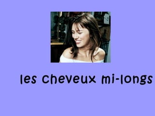 les cheveux mi-longs
 