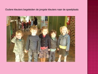 Oudere kleuters begeleiden de jongste kleuters naar de speelplaats

 
