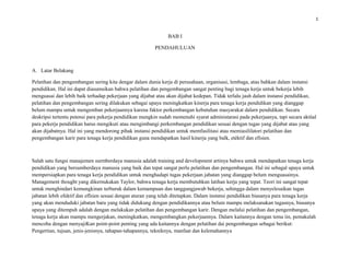 1
BAB I
PENDAHULUAN
A. Latar Belakang
Pelatihan dan pengembangan sering kita dengar dalam dunia kerja di perusahaan, organisasi, lembaga, atau bahkan dalam instansi
pendidikan. Hal ini dapat diasumsikan bahwa pelatihan dan pengembangan sangat penting bagi tenaga kerja untuk bekerja lebih
menguasai dan lebih baik terhadap pekerjaan yang dijabat atau akan dijabat kedepan. Tidak terlalu jauh dalam instansi pendidikan,
pelatihan dan pengembangan sering dilakukan sebagai upaya meningkatkan kinerja para tenaga kerja pendidikan yang dianggap
belum mampu untuk mengemban pekerjaannya karena faktor perkembangan kebutuhan masyarakat dalarn pendidikan. Secara
deskripsi tertentu potensi para pekerja pendidikan mungkin sudah memenuhi syarat administarasi pada pekerjaanya, tapi secara aktüal
para pekerja pendidikan harus mengikuti atau mengimbangi perkembangan pendidikan sesuai dengan tugas yang dijabat atau yang
akan dijabatnya. Hal ini yang mendorong pihak instansi pendidikan untuk memfasilitasi atau memiasililatori pelatihan dan
pengembangan karir para tenaga kerja pendidikan guna mendapatkan hasil kinerja yang balk, etèktif dan efisien.
Salah satu fungsi manajemen surmberdaya manusia adalah training and development artinya bahwa untuk mendapatkan tenaga kerja
pendidikan yang bersumberdaya manusia yang baik dan tepat sangat perlu pelatihan dan pengembangan. Hal ini sebagal upaya untuk
mempersiapkan para tenaga kerja pendidikan untuk menghadapi tugas pekerjaan jabatan yang dianggap belum menguasainya.
Management thought yang dikernukakan Taylor, bahwa tenaga kerja membutuhkan latihan kerja yang tepat. Teori ini sangat tepat
untuk rnenghindari kemungkinan terburuk dalam kemampuan dan tanggungjawab bekerja, sehingga dalam menyelesaikan tugas
jabatan lebih efektif dan efIsien sesuai dengan aturan yang telah ditetapkan. Dalam instansi pendidikan biasanya para tenaga kerja
yang akan menduduki jabatan baru yang tidak didukung dengan pendidikannya atau belum mampu melaksanakan tugasnya, biasanya
upaya yang ditempuh adalah dengan melakukan pelatihan dan pengembangan karir. Dengan melalui pelatihan dan pengembangan,
tenaga kerja akan mampu mengerjakan, meningkatkan, mengembangkan pekerjaannya. Dalarn kaitannya dengan tema iin, pemakalah
mencoba dengan menyajiKan point-point penting yang ada kaitannya dengan pelatihan dai pengembangan sebagai berikut:
Pengertian, tujuan, jenis-jenisnya, tahapan-tahapannya, tekniknya, manfaat dan kelemahannya
 